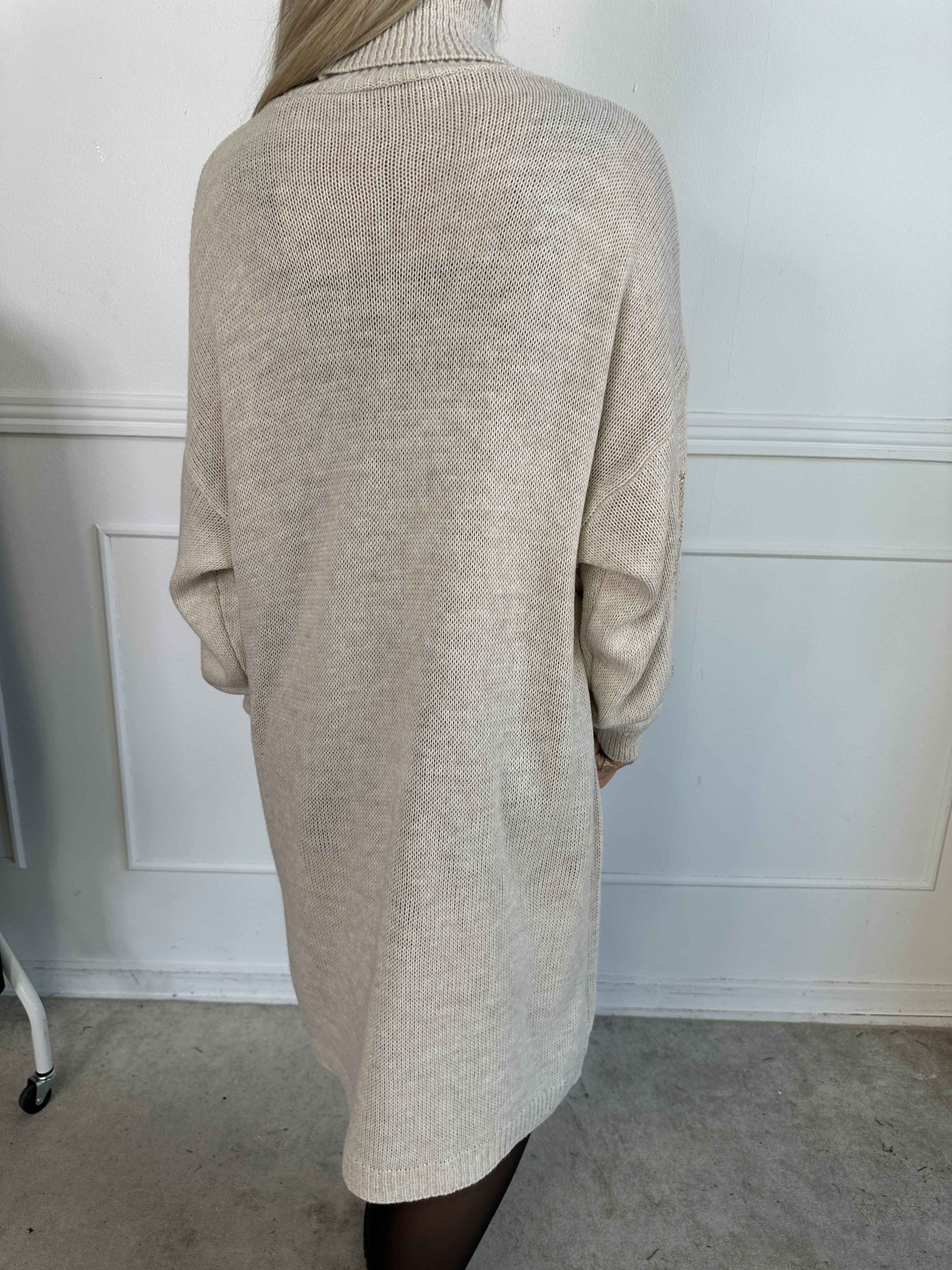 Vallie - Sød strikkjole med guldsløjfer og rullekrave