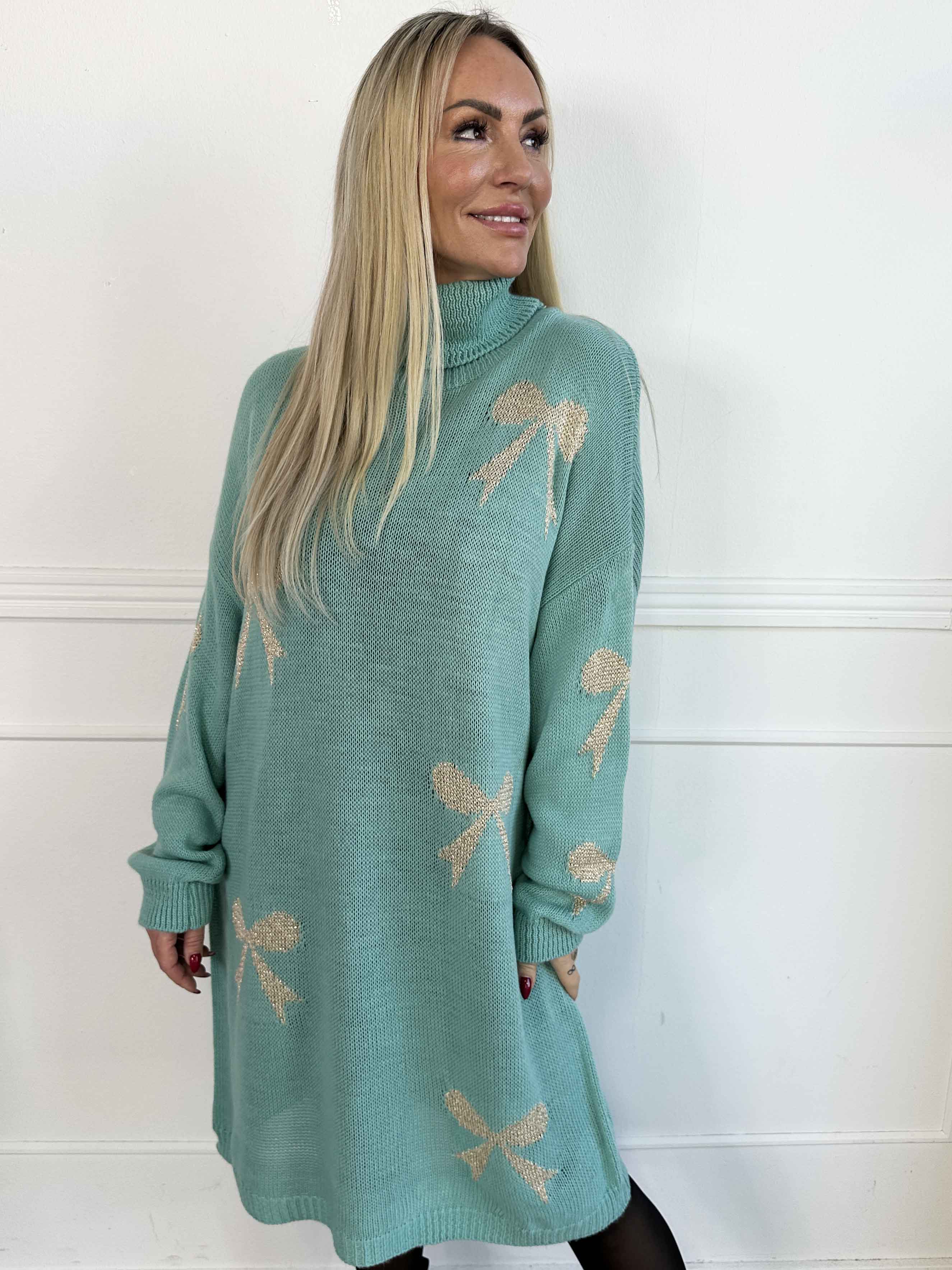 Vallie - Sød strikkjole med guldsløjfer og rullekrave