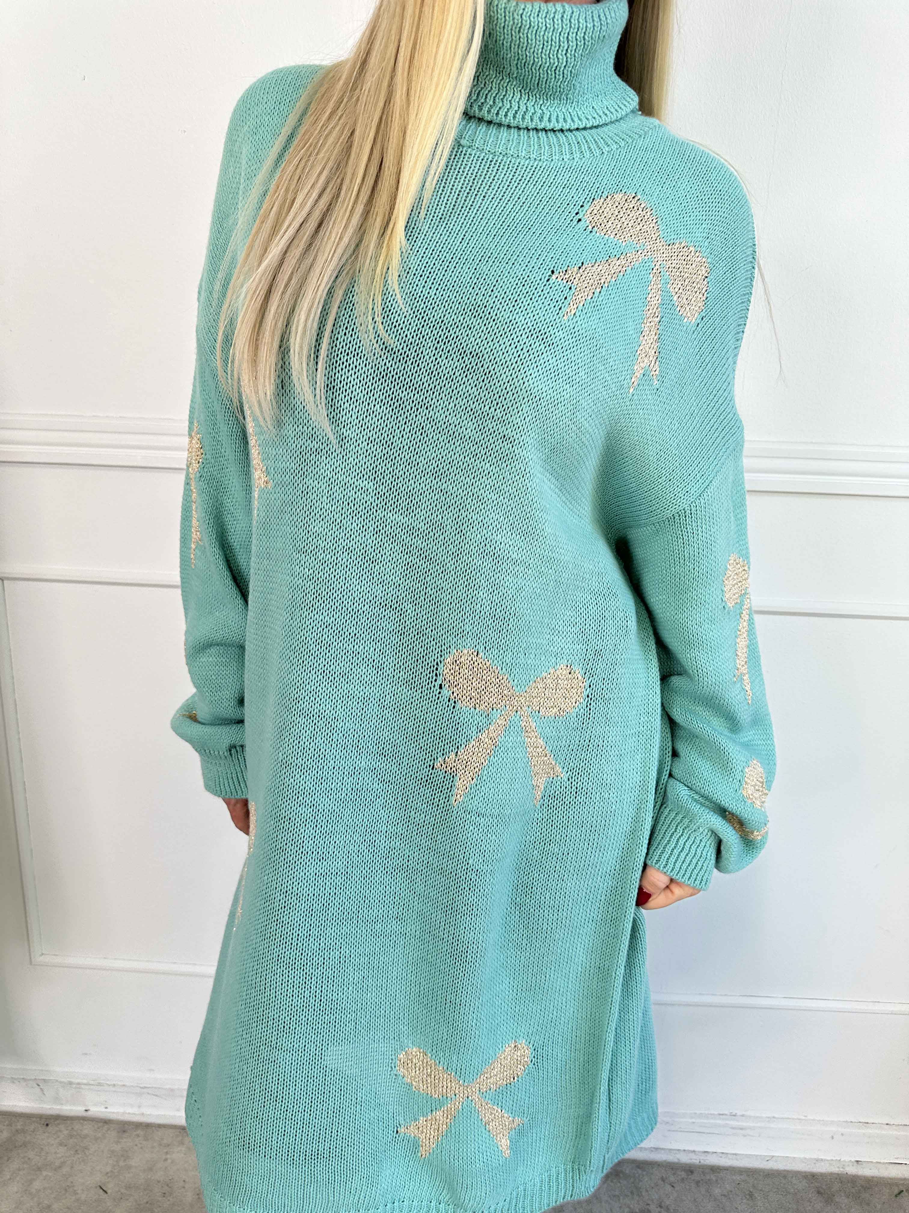 Vallie - Sød strikkjole med guldsløjfer og rullekrave