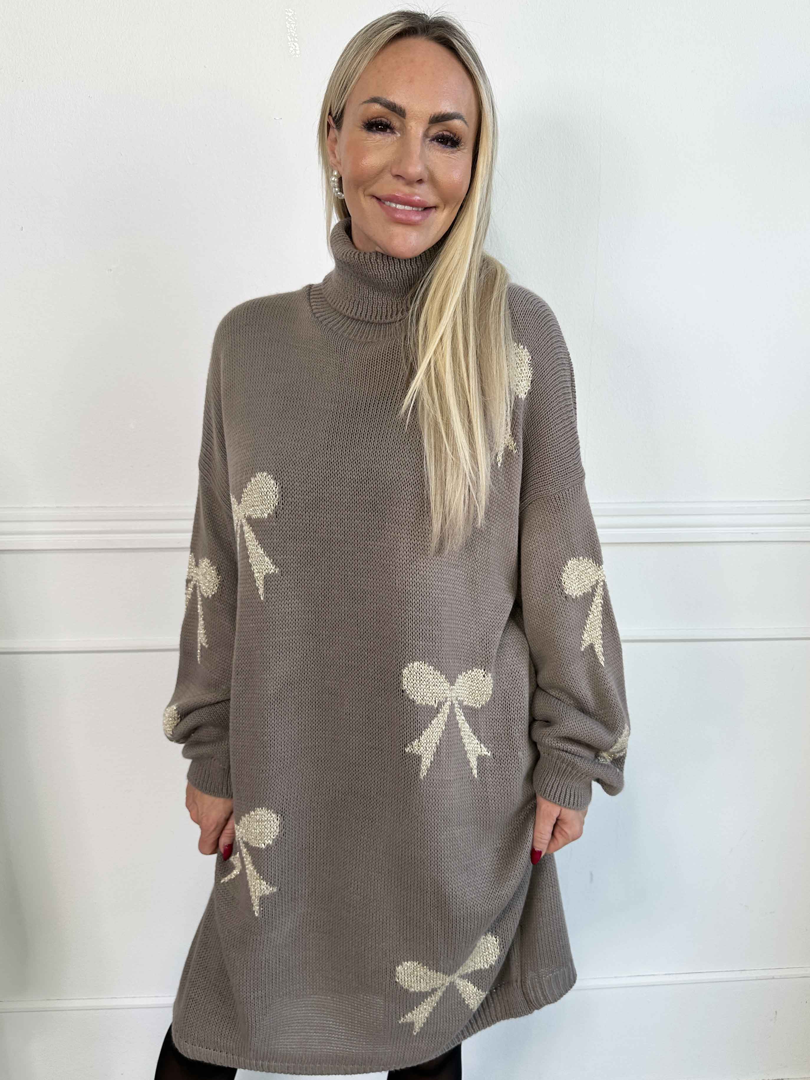 Vallie - Sød strikkjole med guldsløjfer og rullekrave