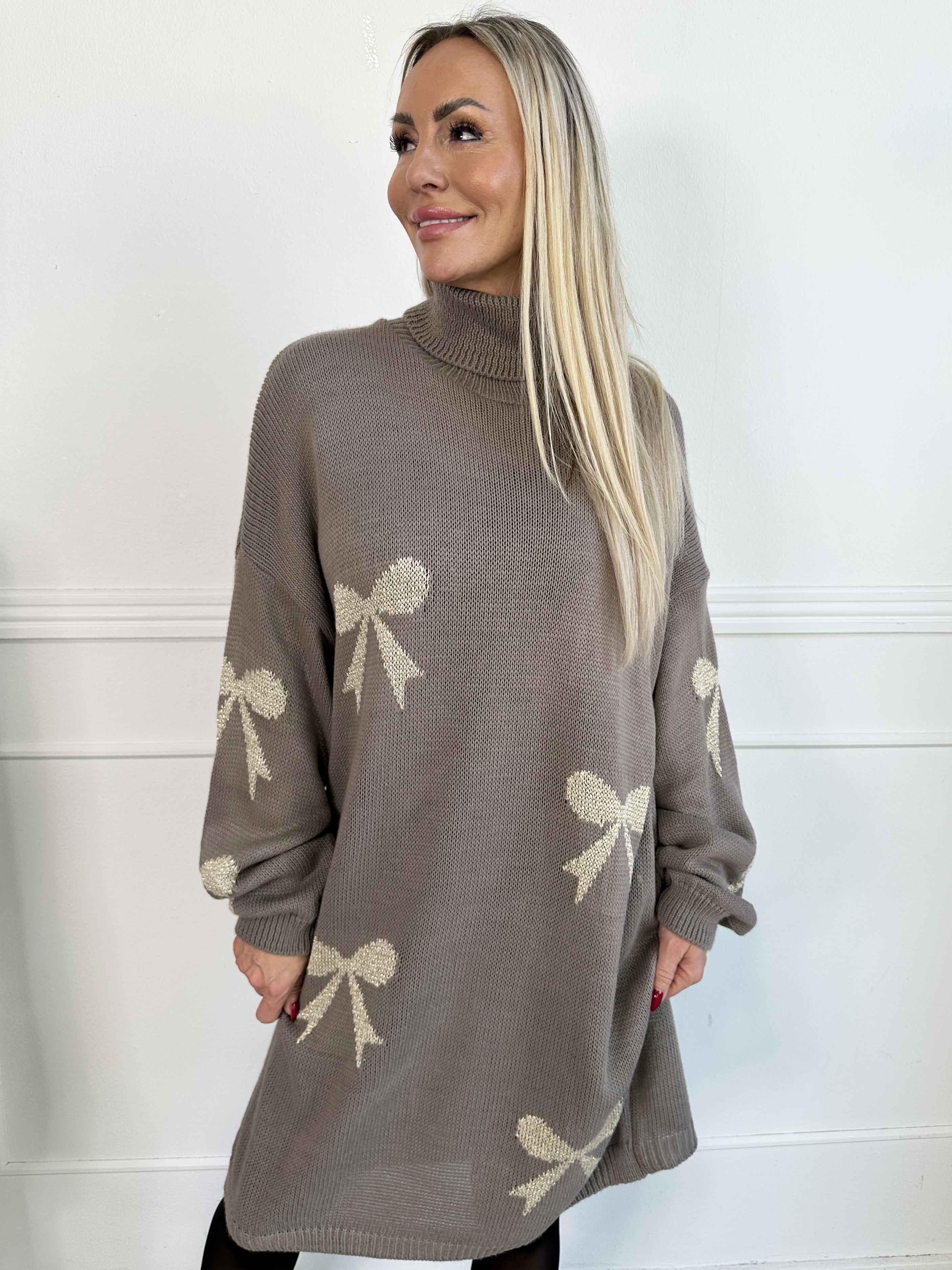 Vallie - Sød strikkjole med guldsløjfer og rullekrave