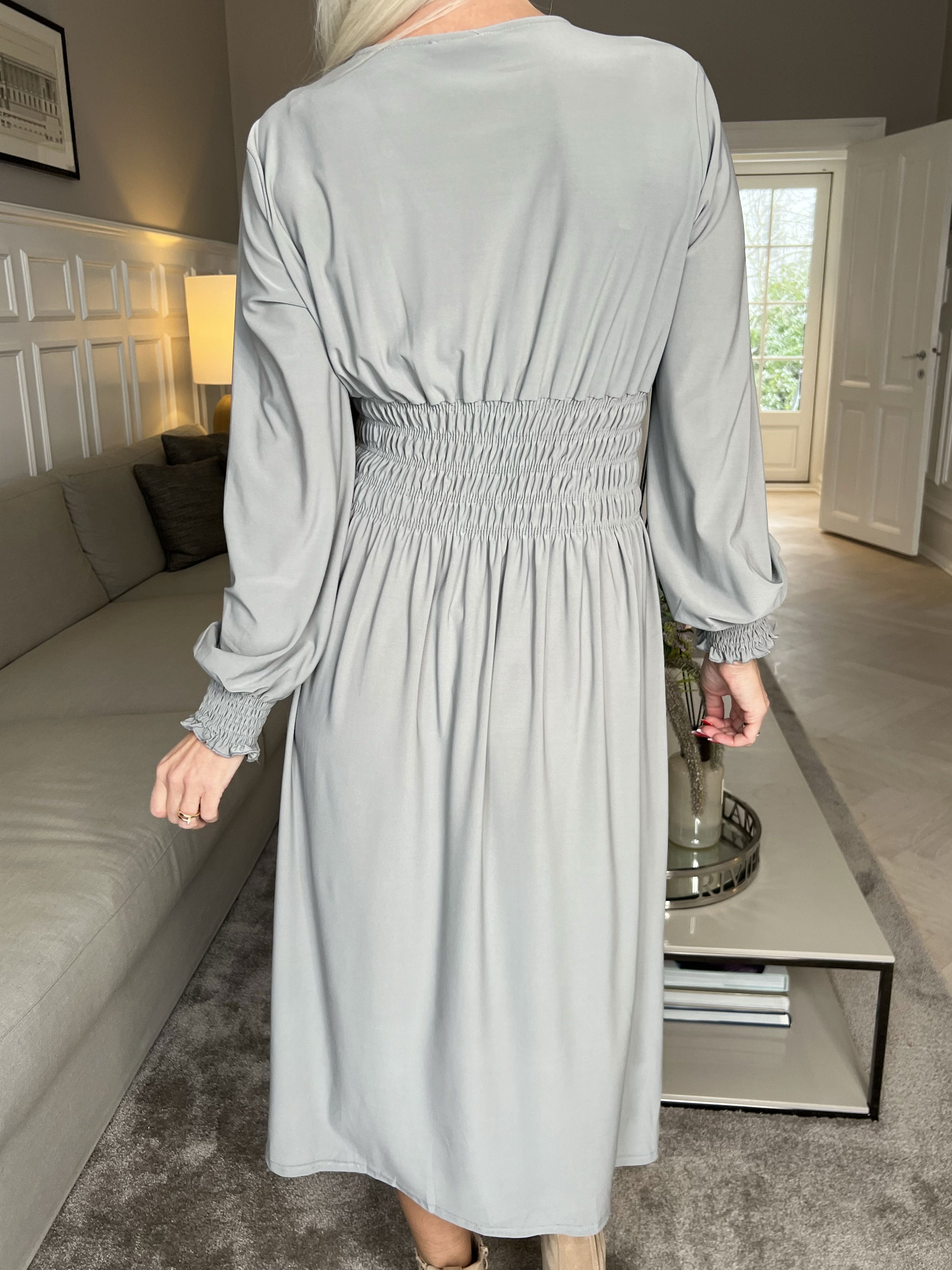 Pams Plain Midi L/S - Elastisk klänning med smock och långa ärmar