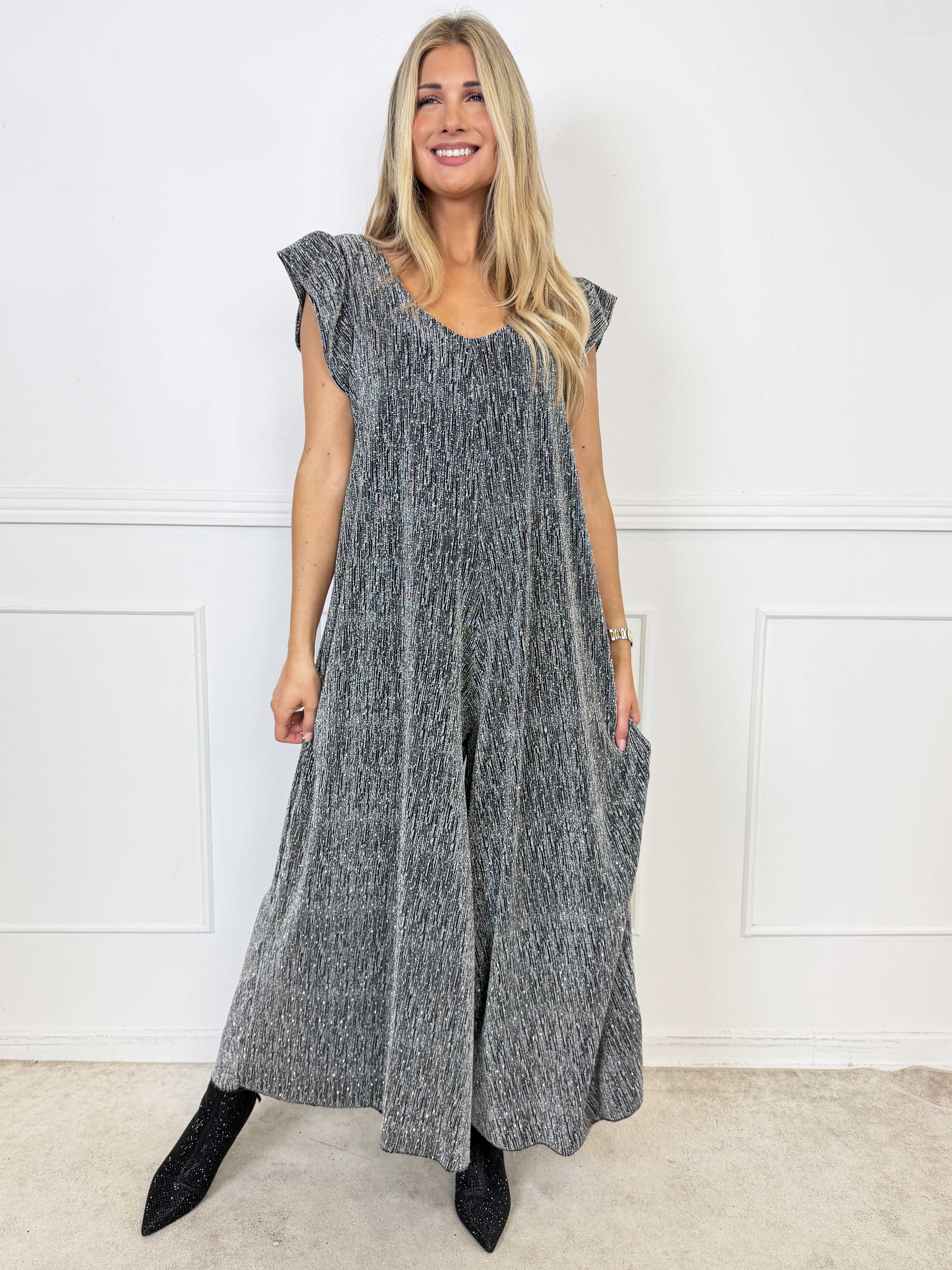 Nicole - Jumpsuit med vida ben, glittrande trådar, fina strass och söta volangärmar