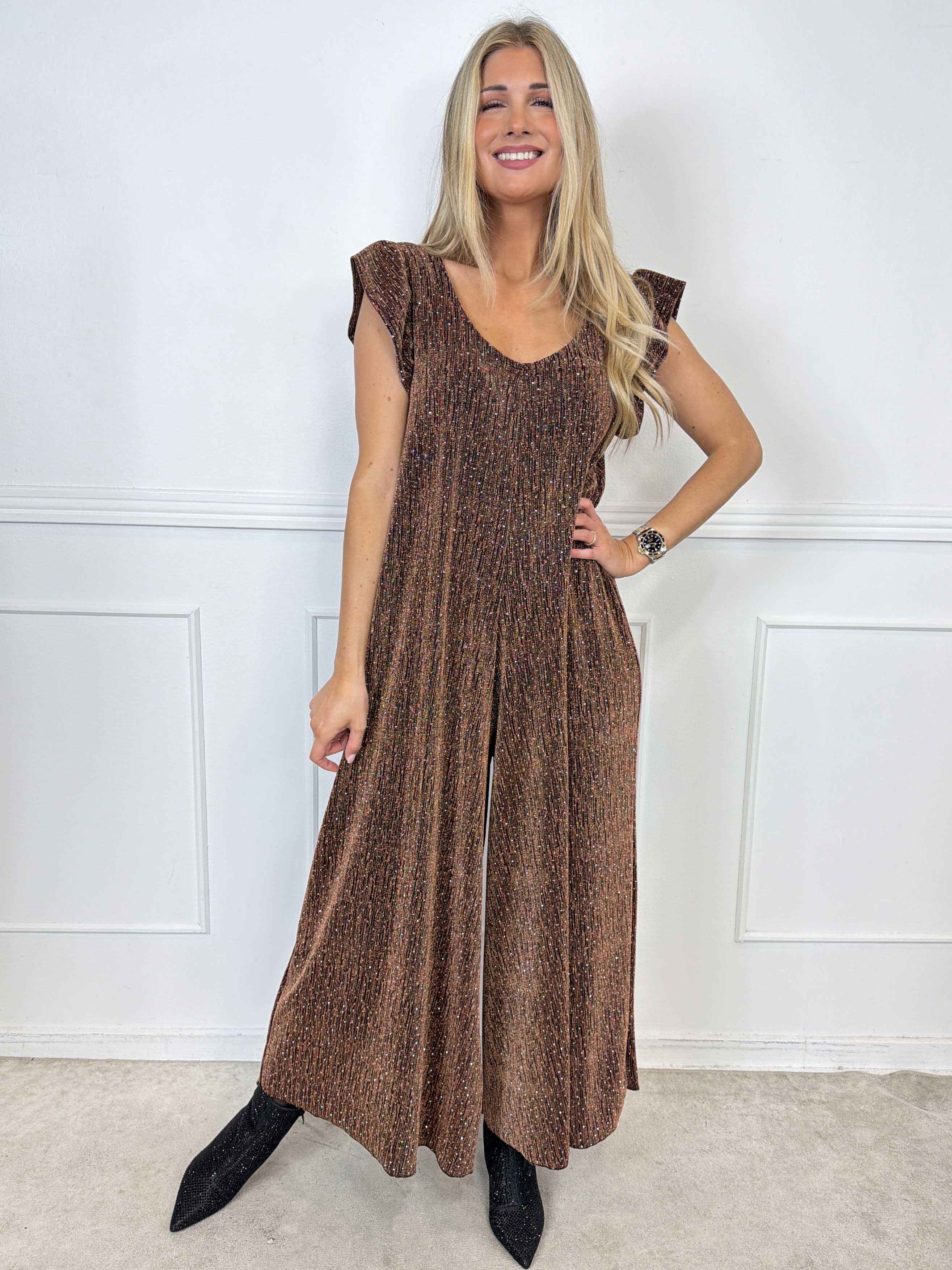 Nicole - Jumpsuit med vida ben, glittrande trådar, fina strass och söta volangärmar