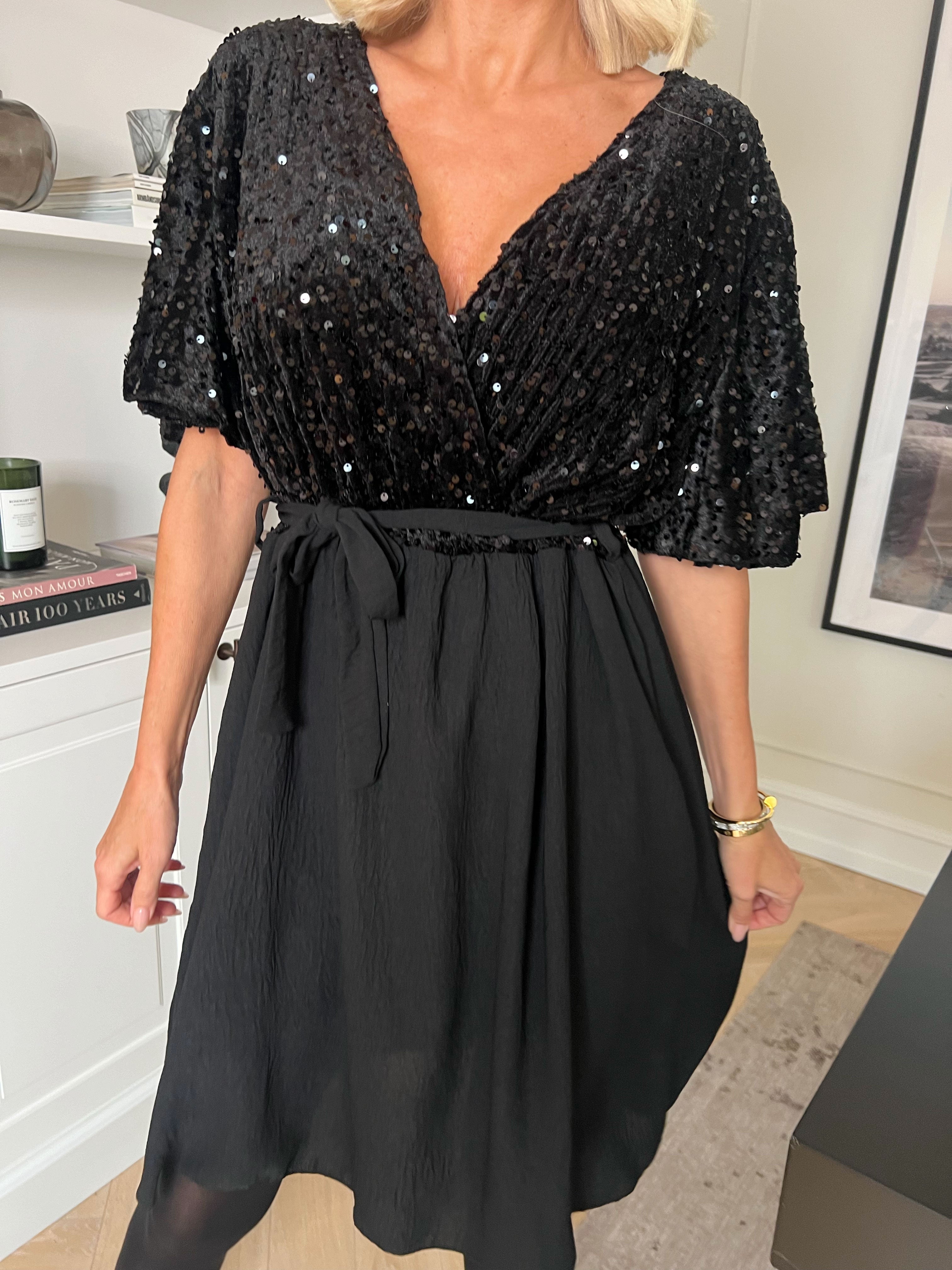Urielle - Festlig klänning i plus size i viskos med mjuk överdel i velour med paljetter