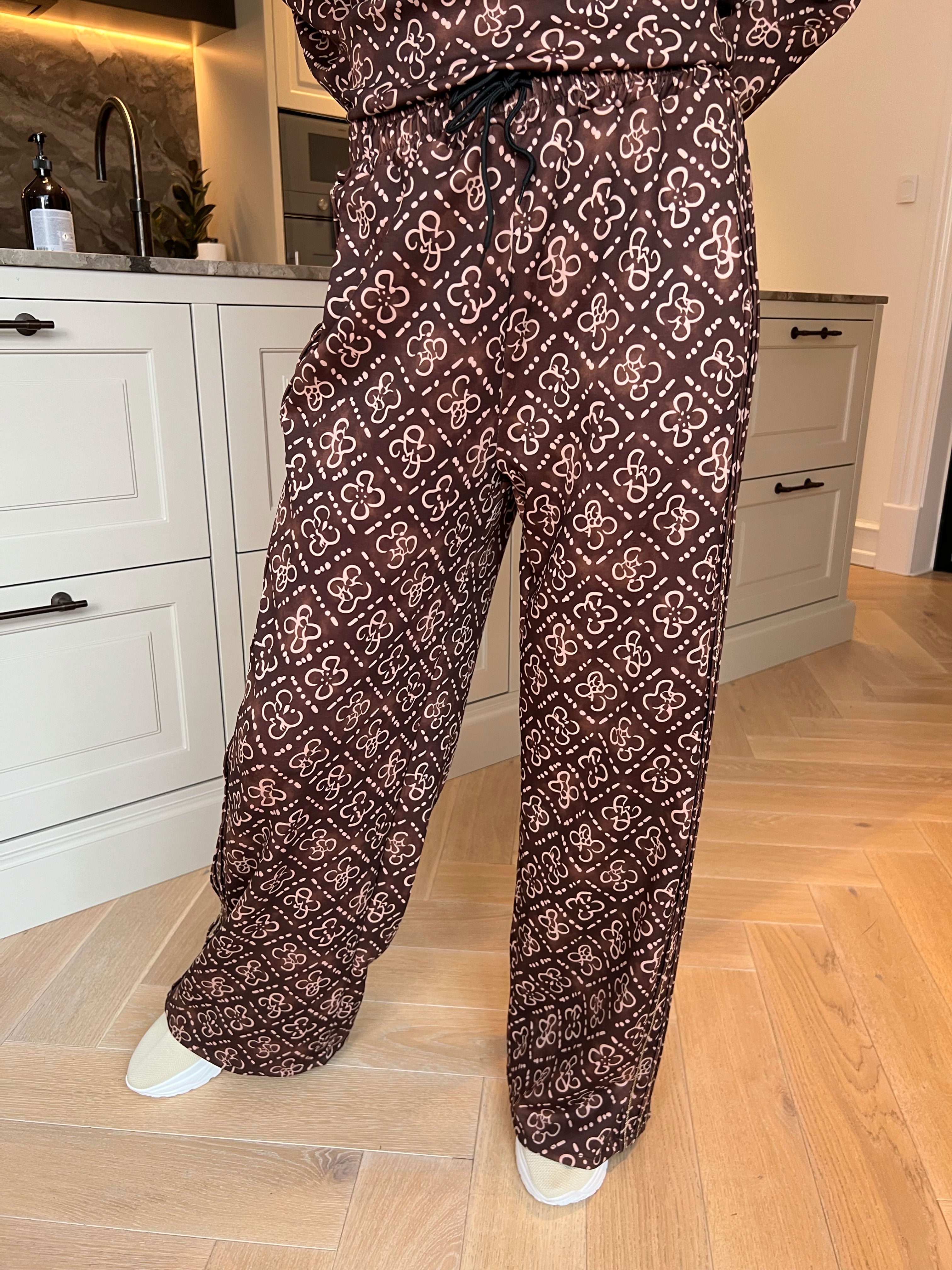 Dream Pattern - Träningsoverall i viskos med trendigt mönster, gulddetaljer och ribbade kanter