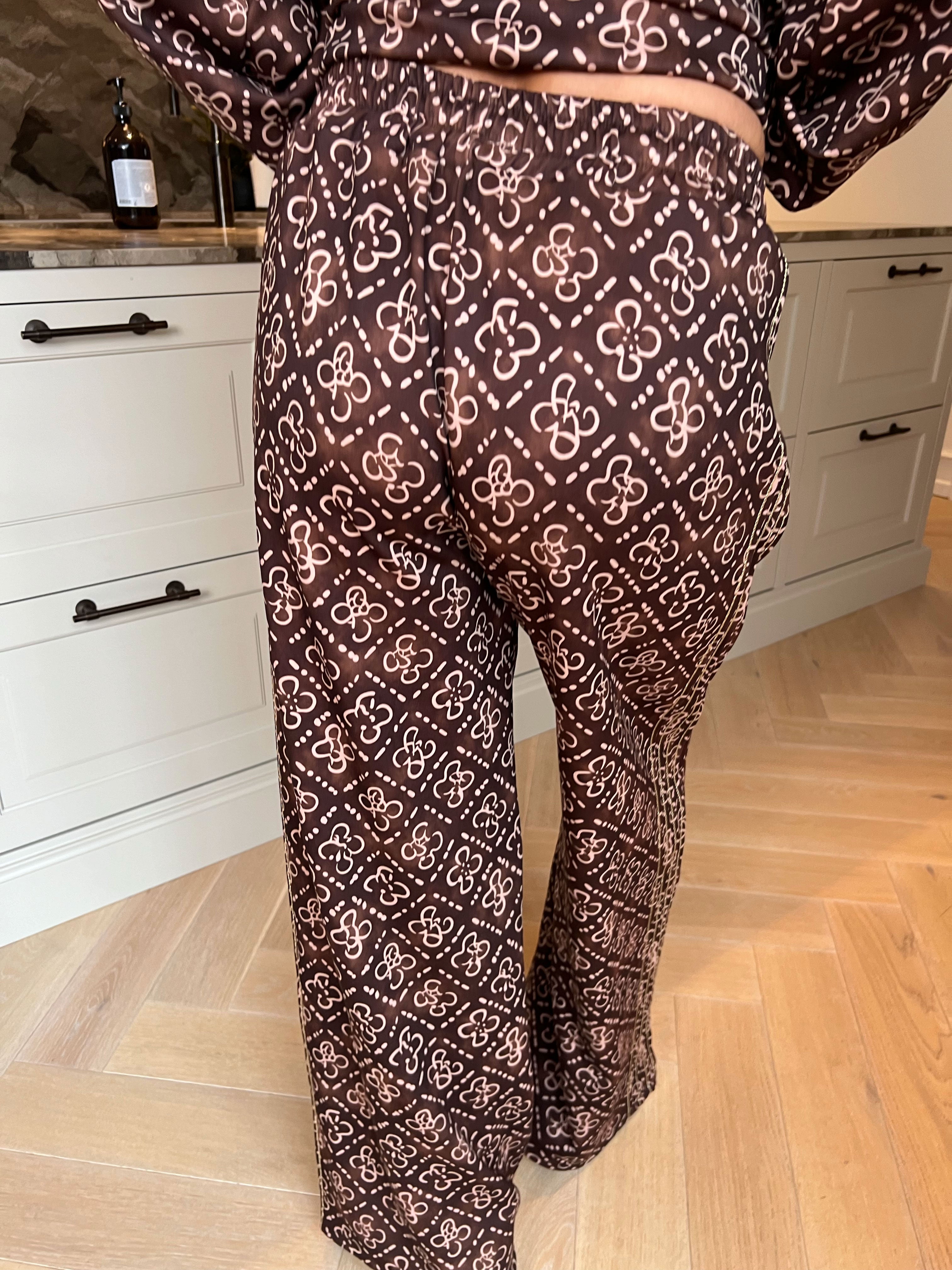 Dream Pattern - Plus size träningsoverall i viskos med trendigt mönster och gulddetaljer