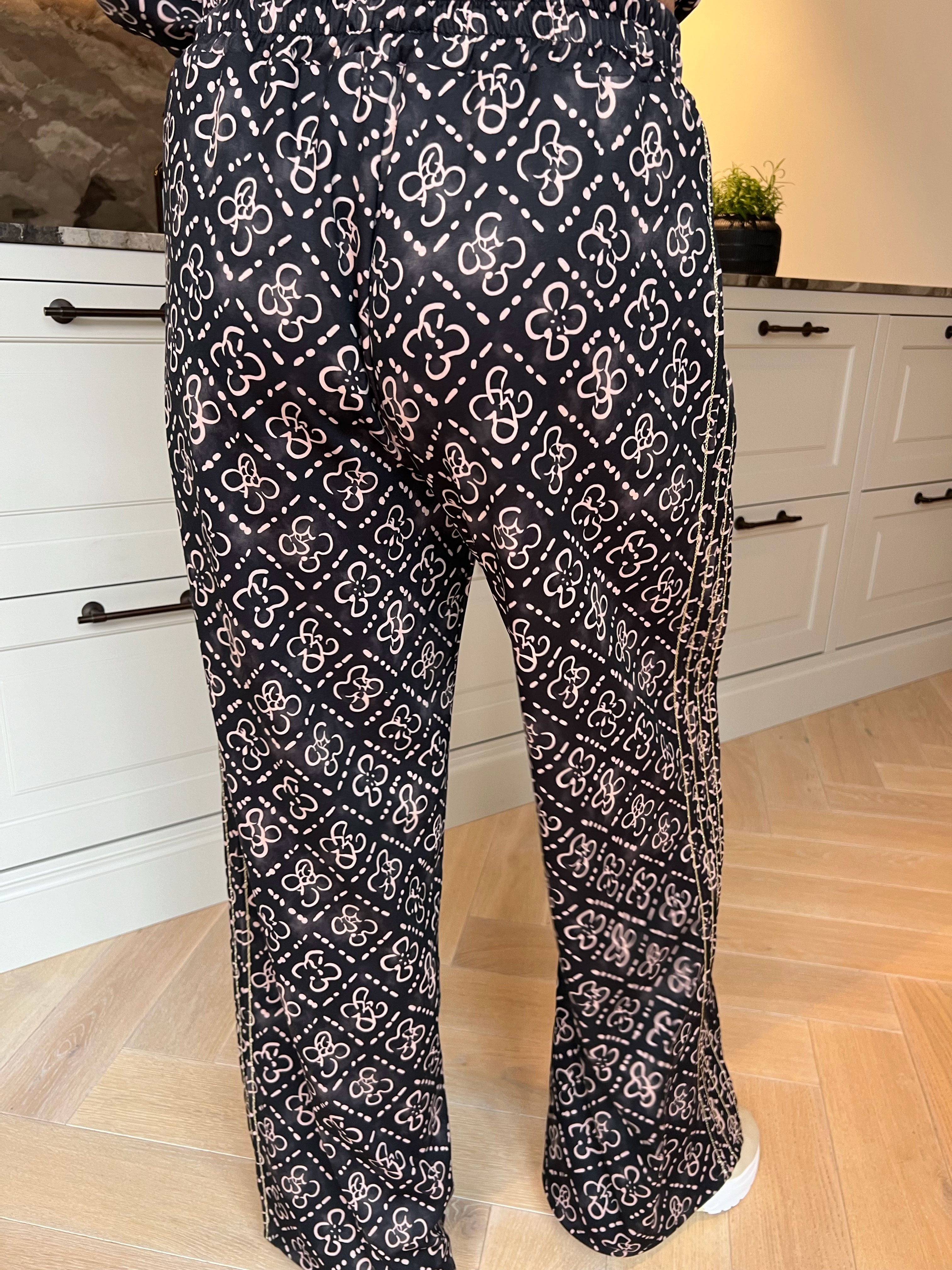 Dream Pattern - Träningsoverall i viskos med trendigt mönster, gulddetaljer och ribbade kanter