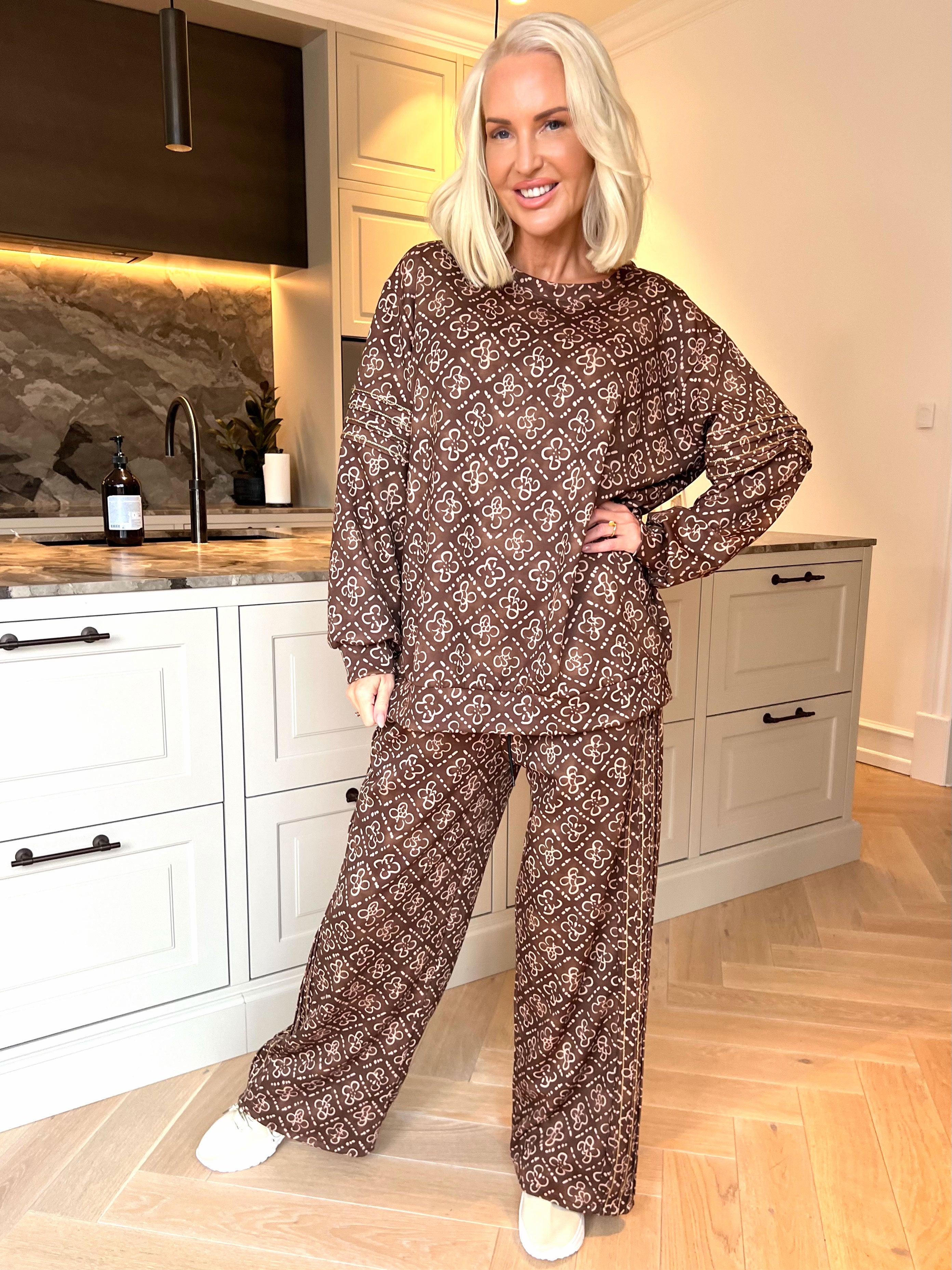 Dream Pattern - Träningsoverall i viskos med trendigt mönster, gulddetaljer och ribbade kanter