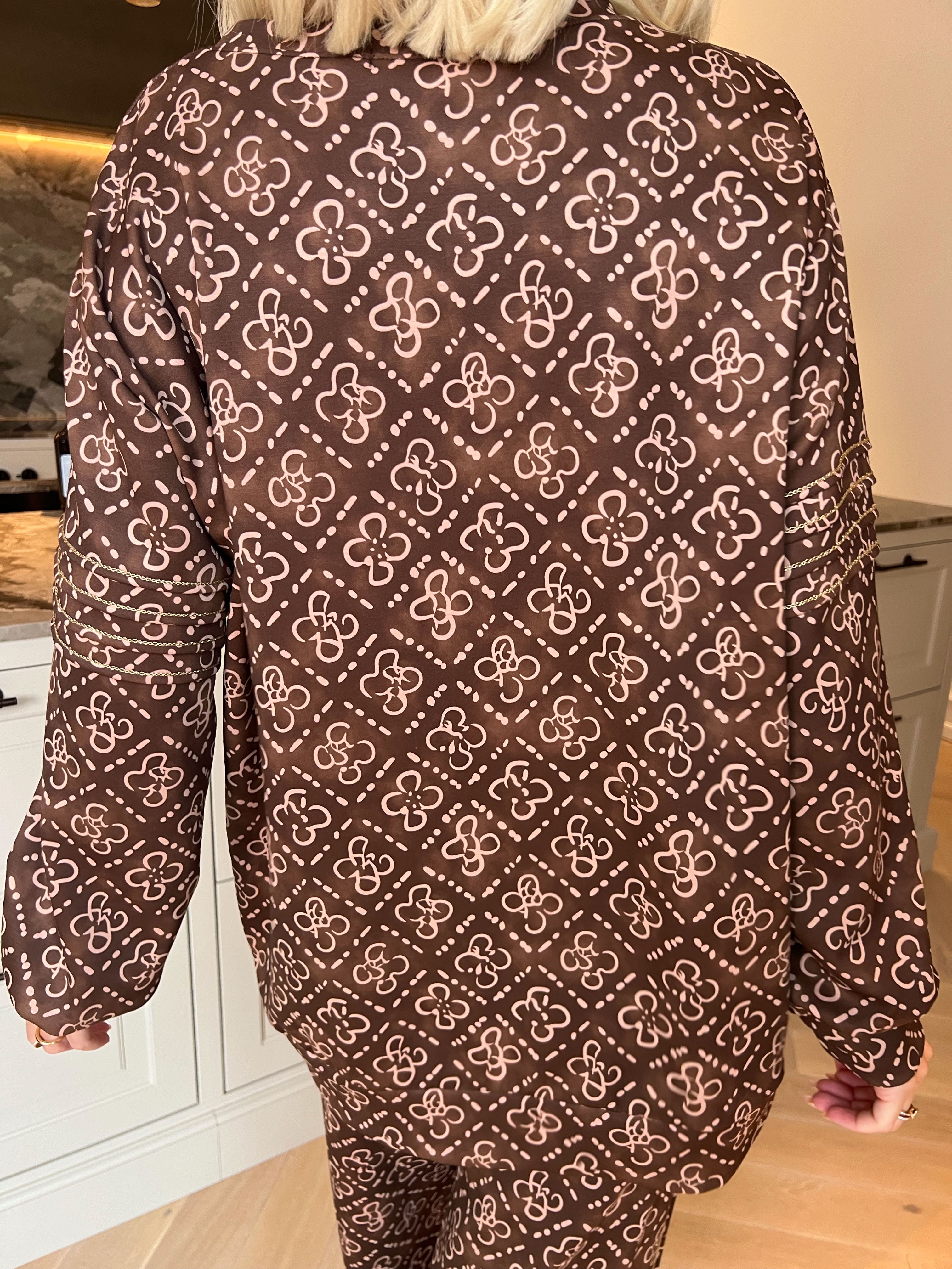 Dream Pattern - Plus size träningsoverall i viskos med trendigt mönster och gulddetaljer