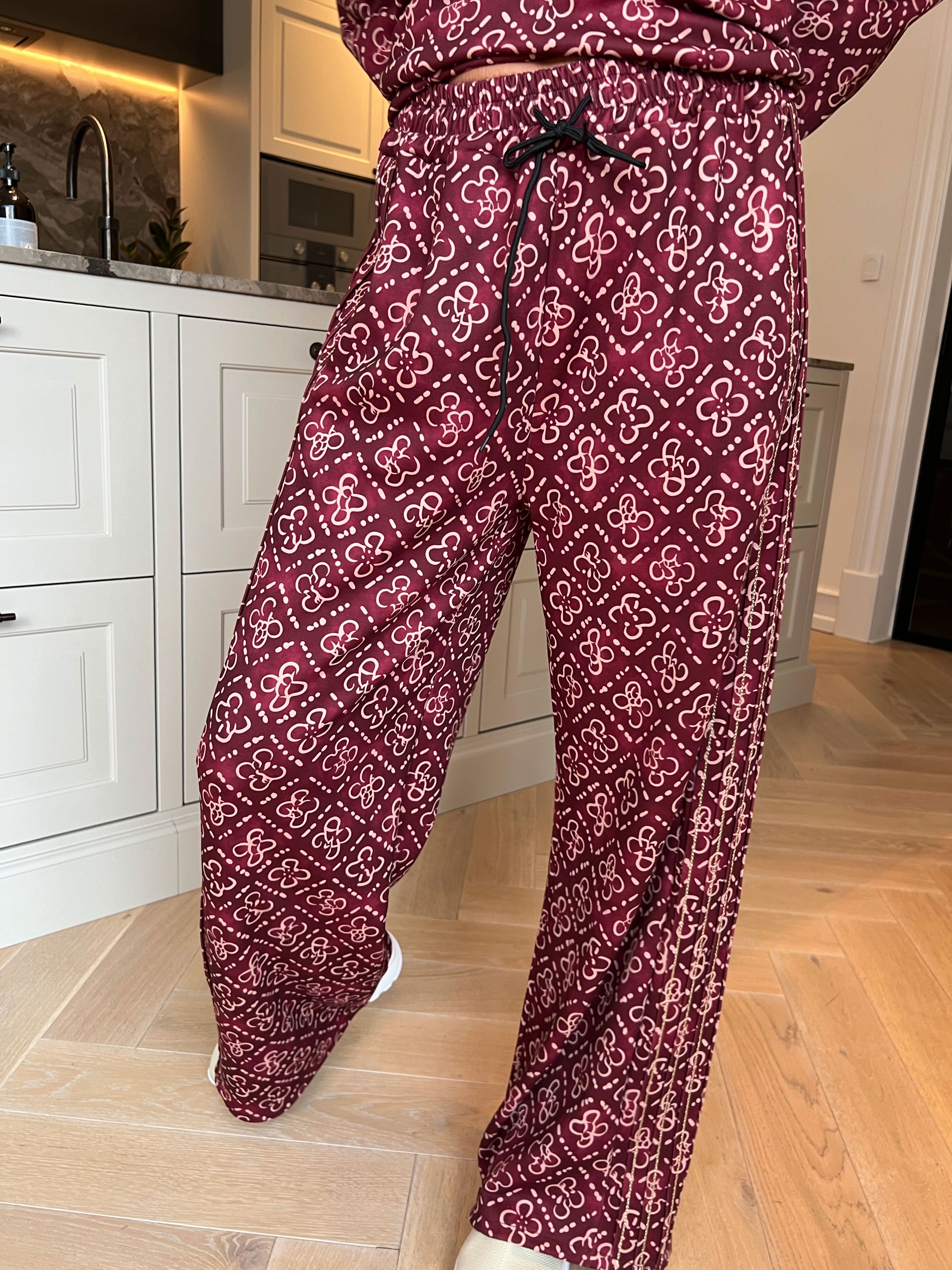 Dream Pattern - Plus size träningsoverall i viskos med trendigt mönster och gulddetaljer