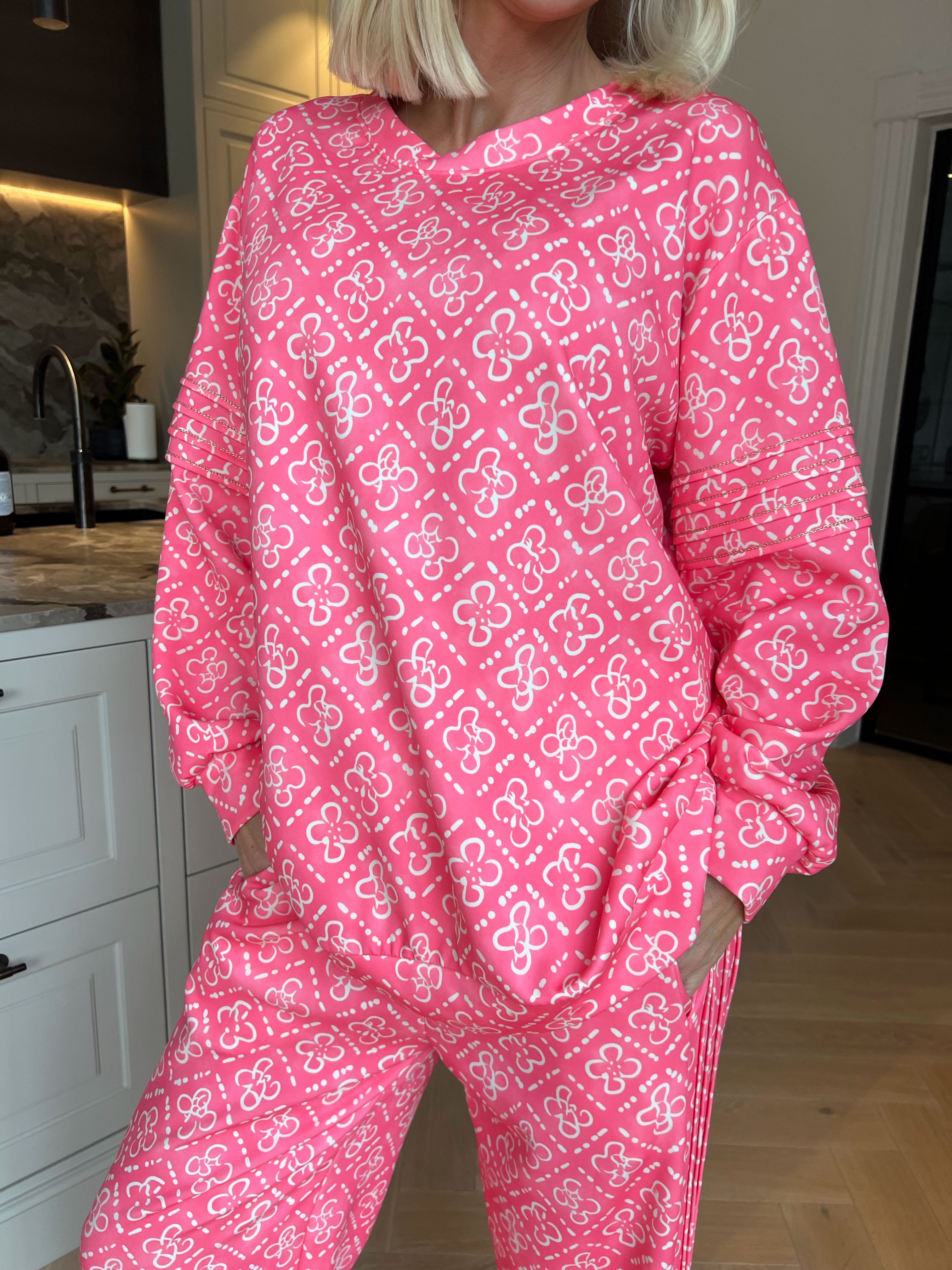 Dream Pattern - Plus size träningsoverall i viskos med trendigt mönster och gulddetaljer