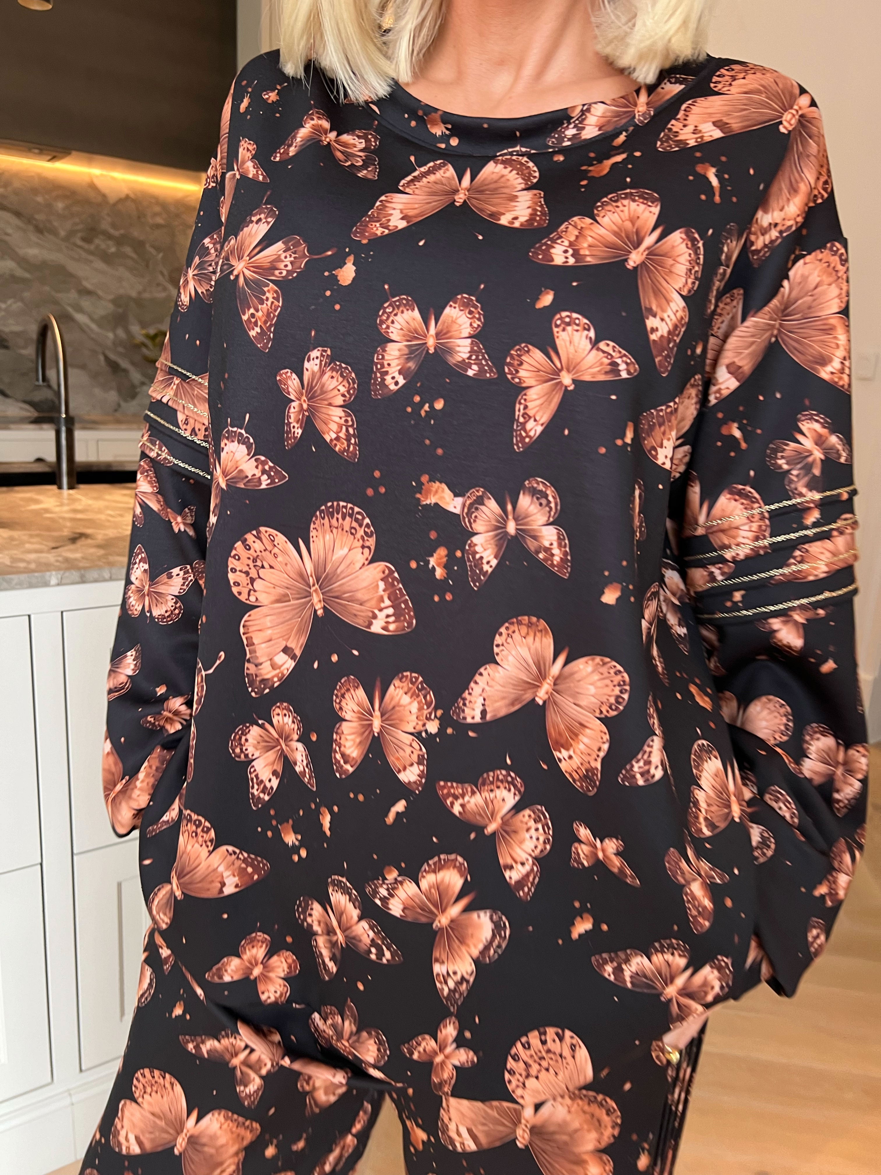 Dream Butterfly - Joggingställ i viskos med fjärilsmönster, gulddetaljer och ribbade kanter