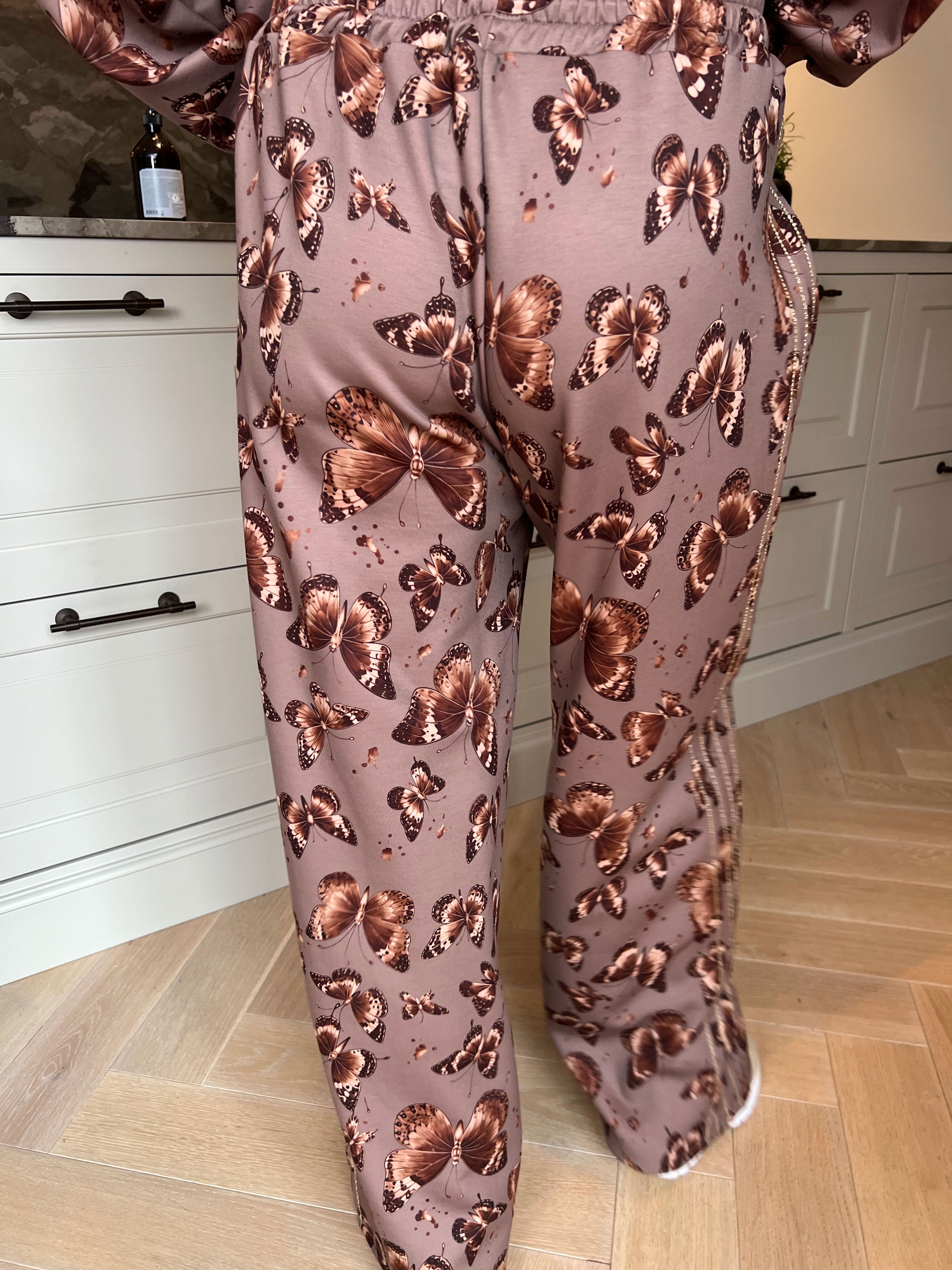 Dream Butterfly - Joggingställ i viskos med fjärilsmönster, gulddetaljer och ribbade kanter