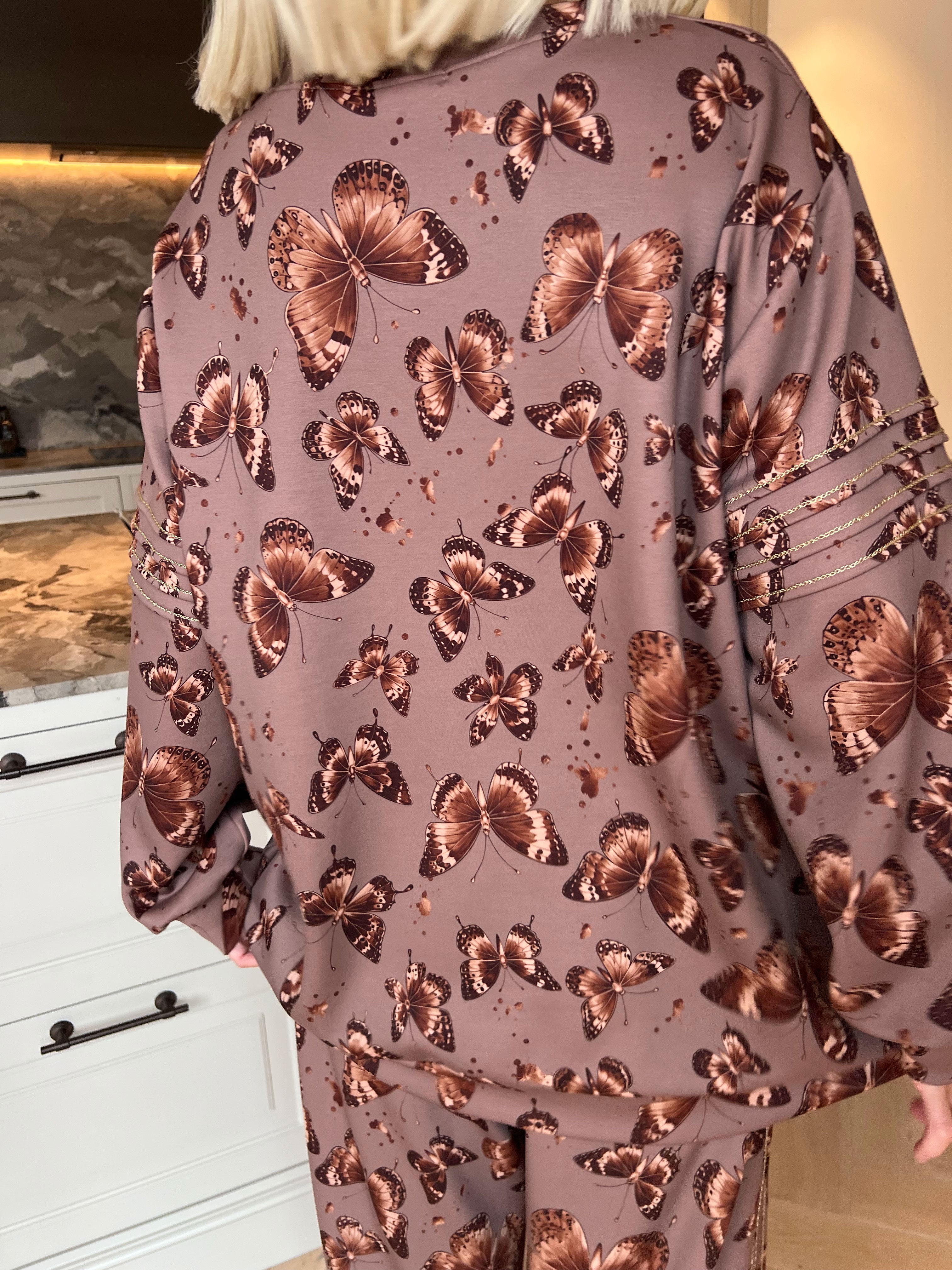 Dream Butterfly - Joggingställ i viskos med fjärilsmönster, gulddetaljer och ribbade kanter