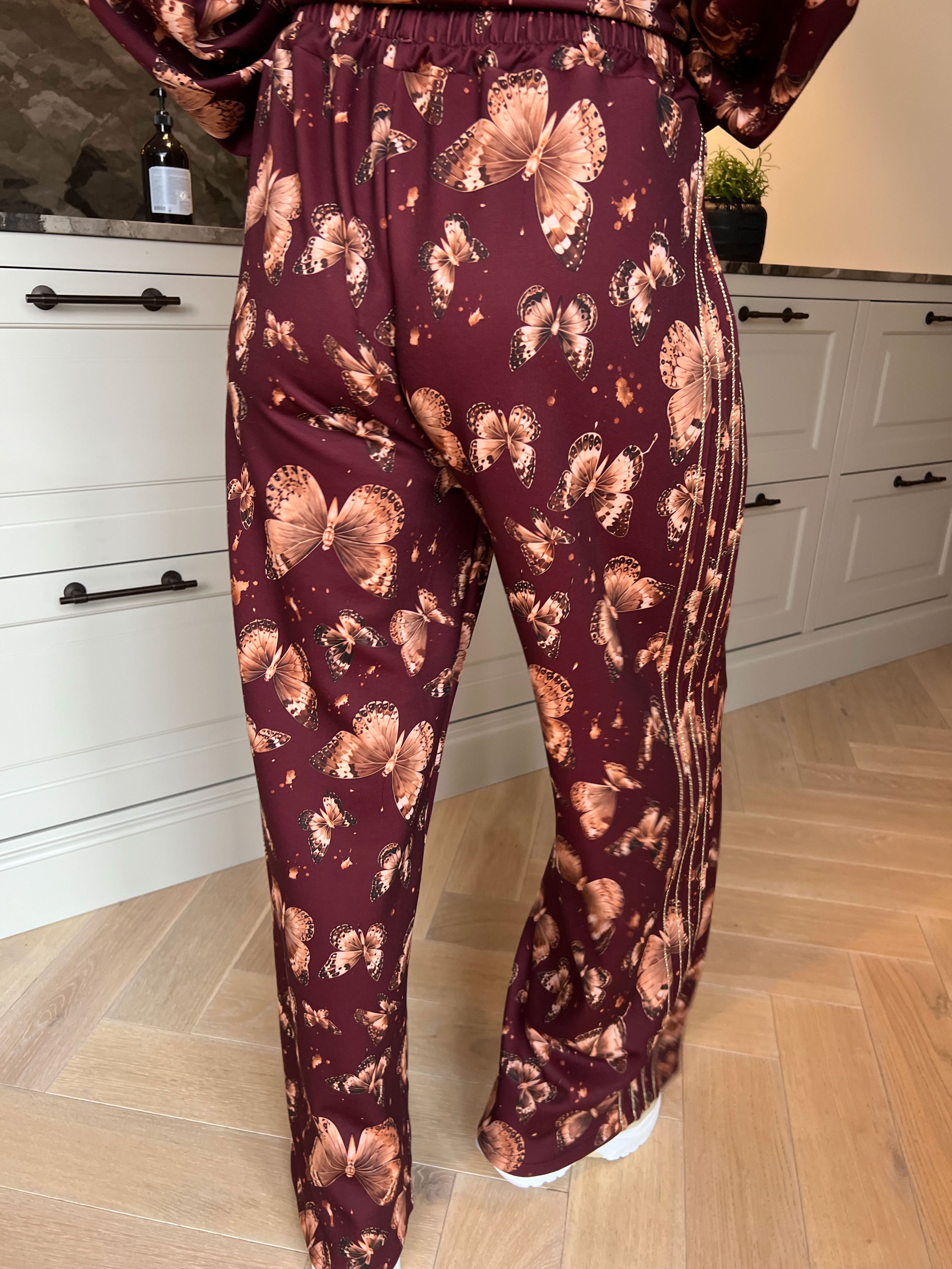 Dream Butterfly - Joggingställ i viskos med fjärilsmönster, gulddetaljer och ribbade kanter