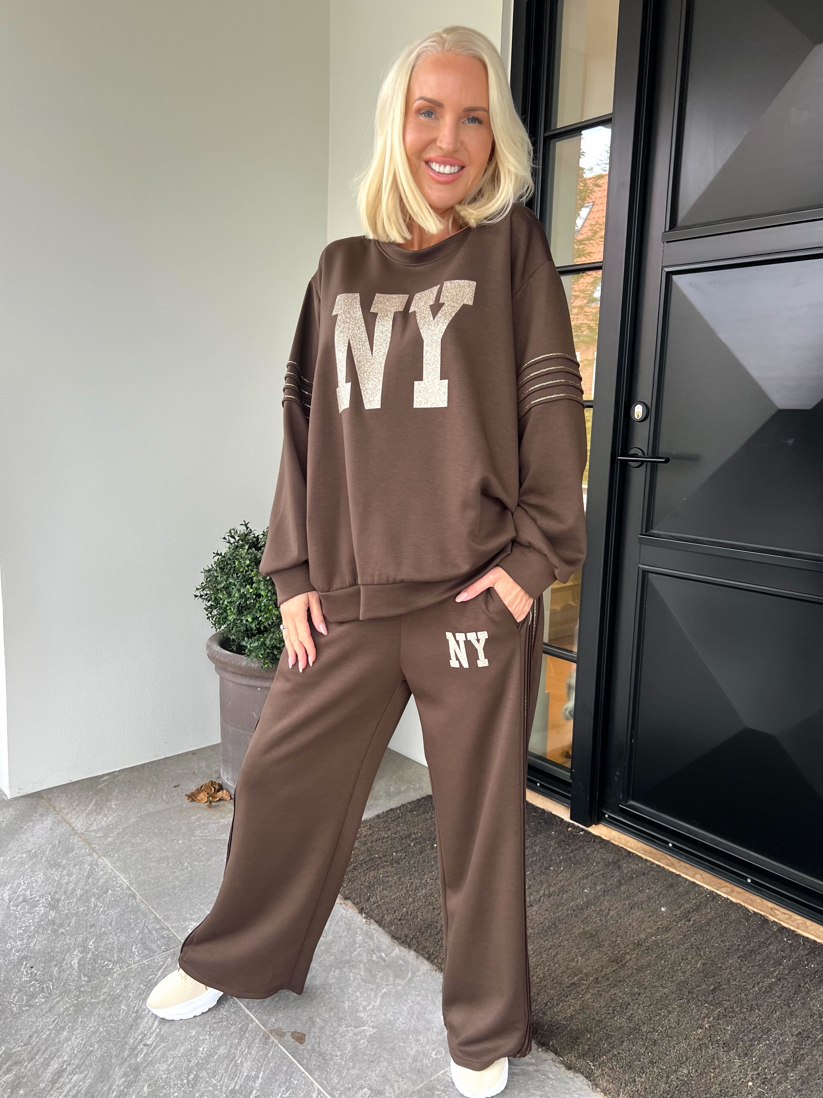 Dream NY – Plus size träningsoverall i viskos med glittrig ”NEW YORK”-text på framsidan