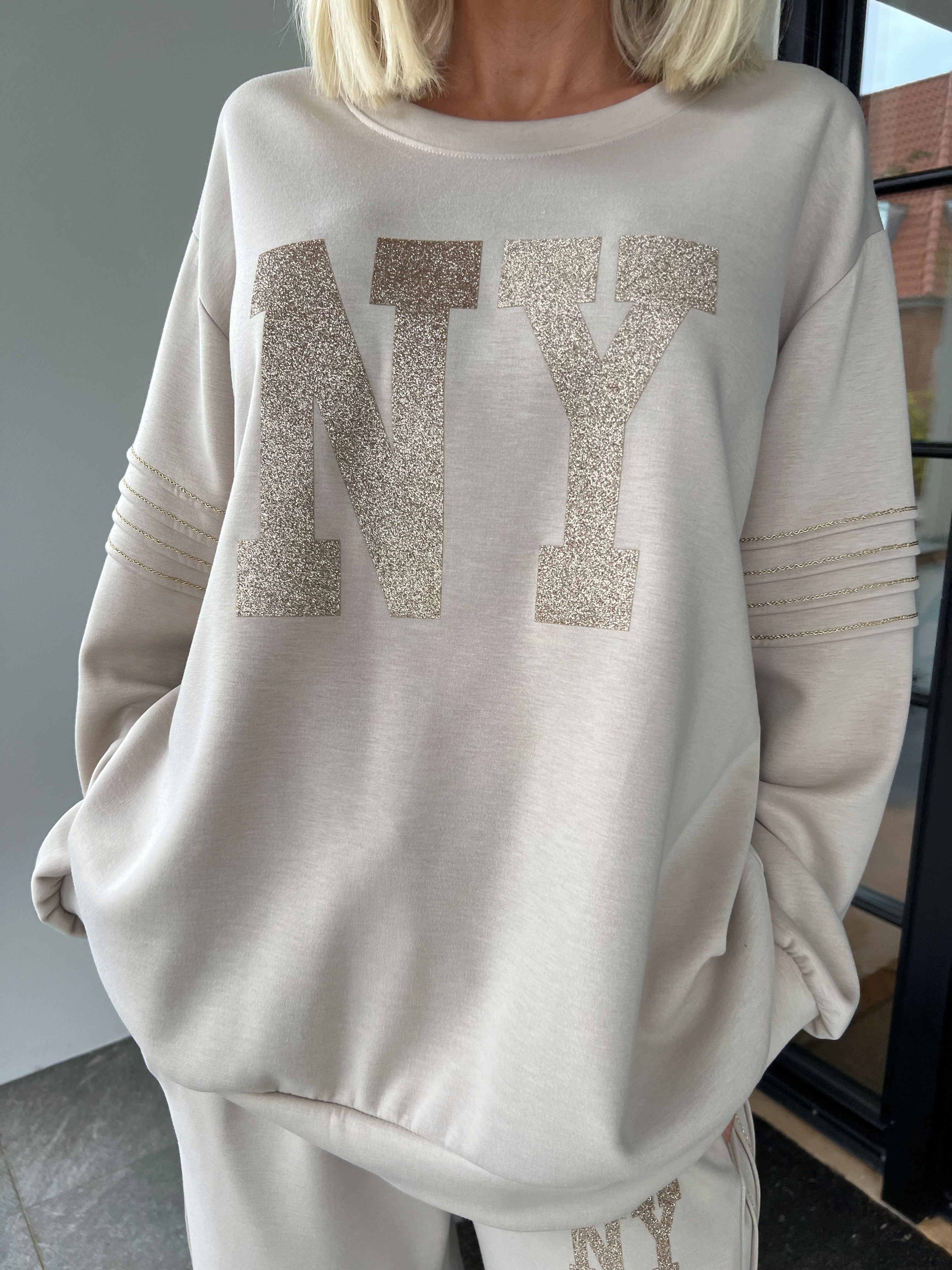 Dream NY – Plus size träningsoverall i viskos med glittrig ”NEW YORK”-text på framsidan