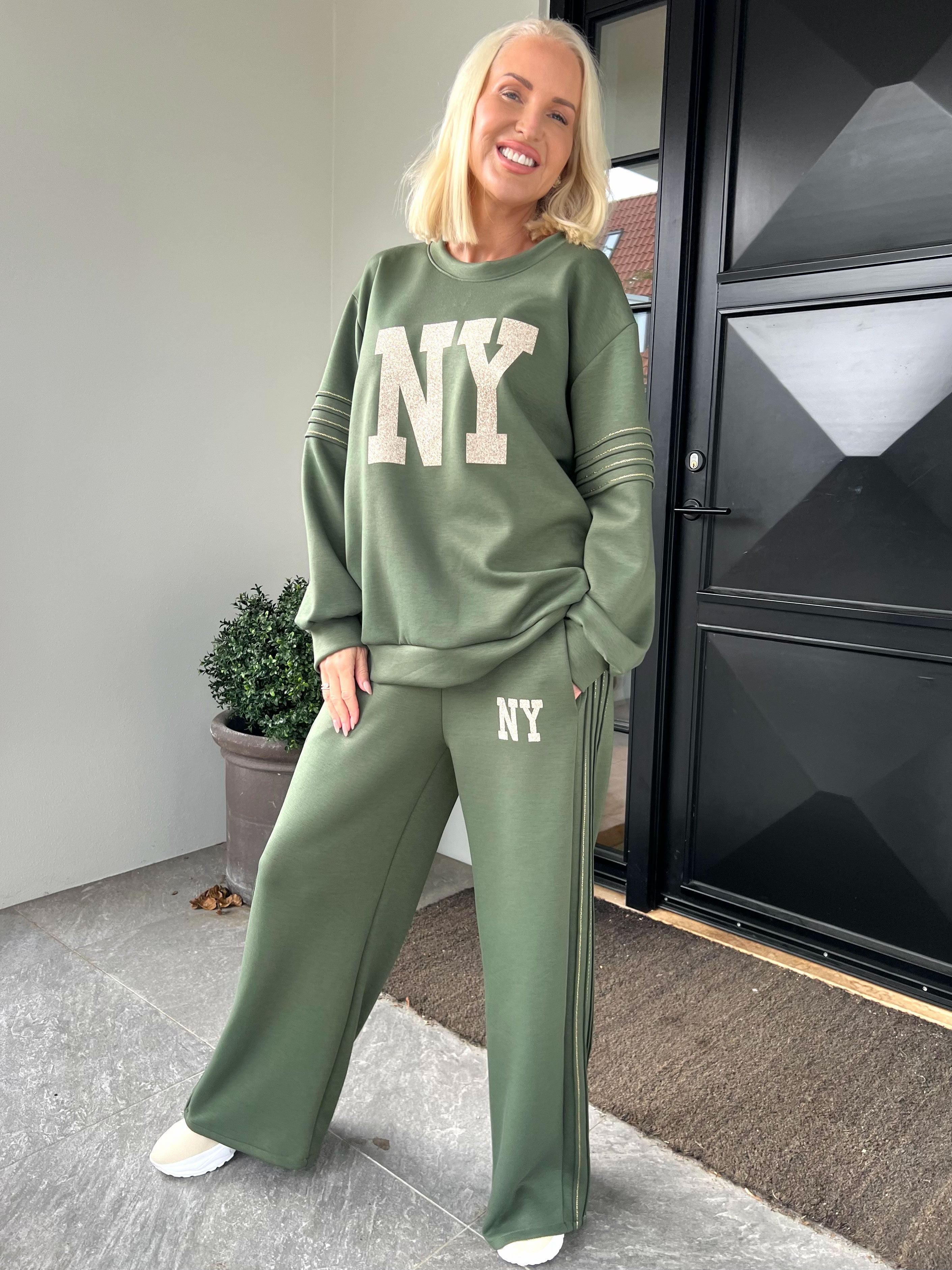 Dream NY – Plus size träningsoverall i viskos med glittrig ”NEW YORK”-text på framsidan