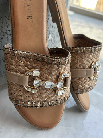Vicki - Söta sandaler med korgflätning och spänne i similisten