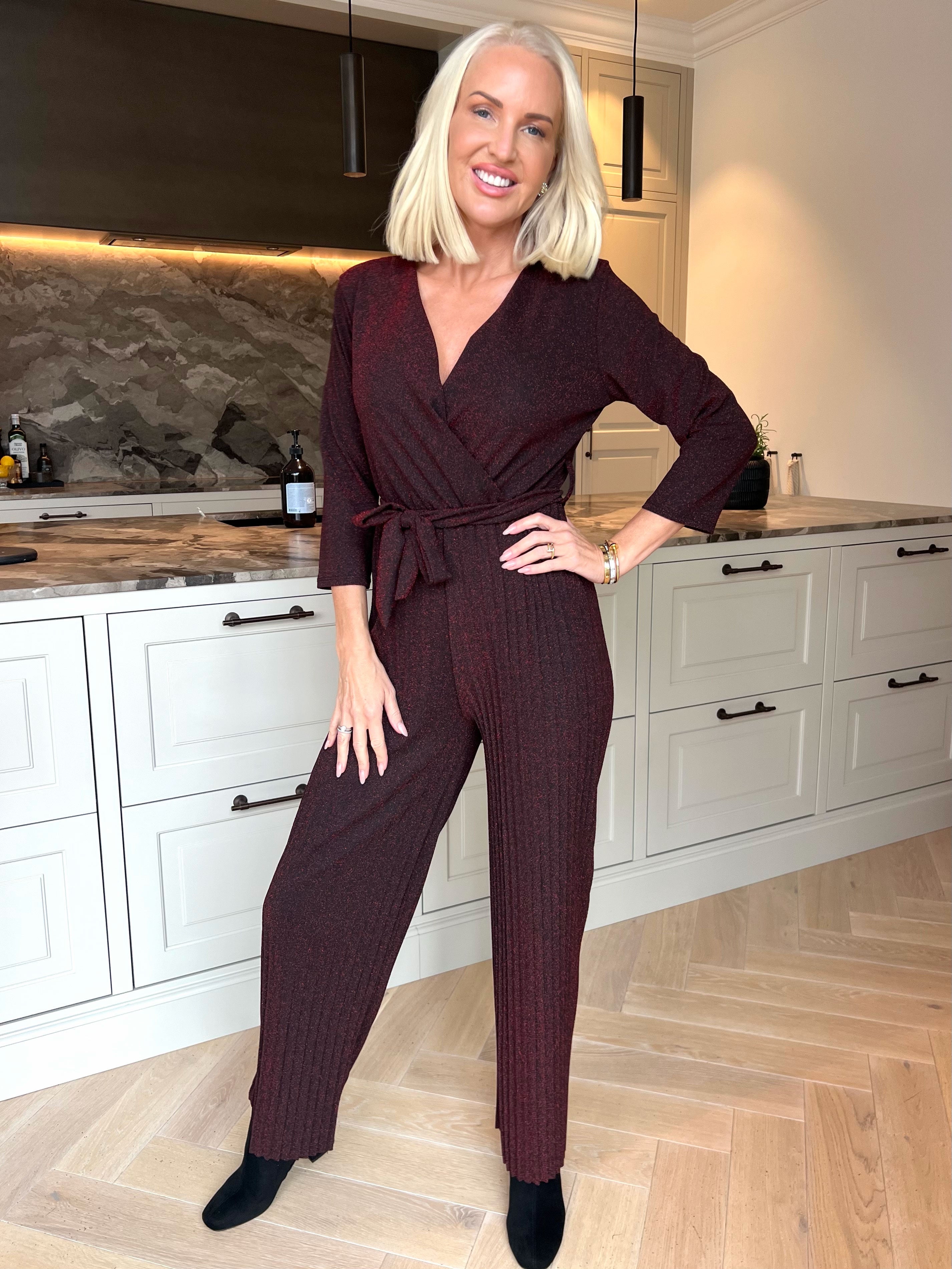 Nina - Plisserad jumpsuit med fina glittertrådar och knytband i midjan