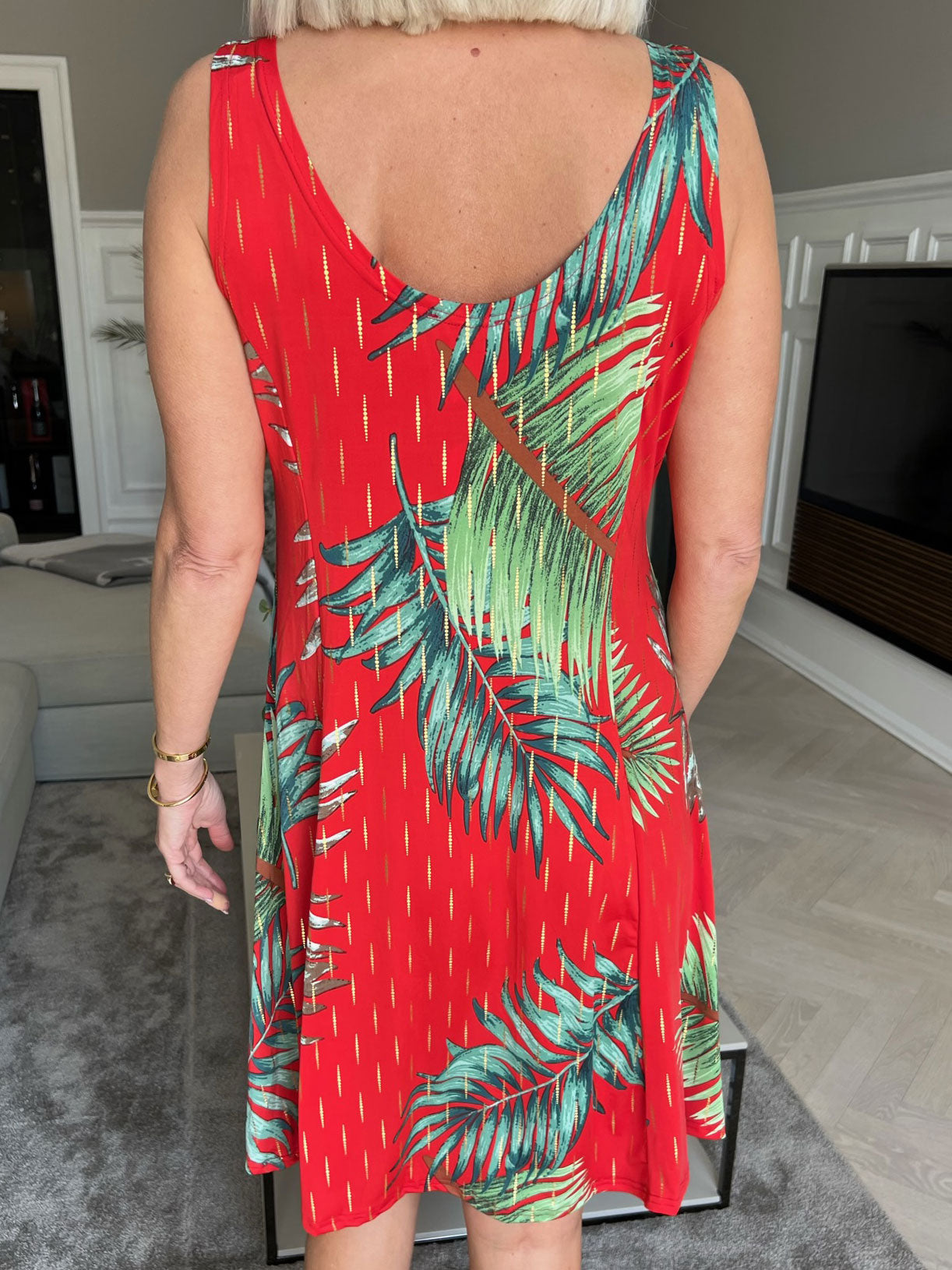 Maj Palm - Söt elastisk sommarklänning med palmmönster