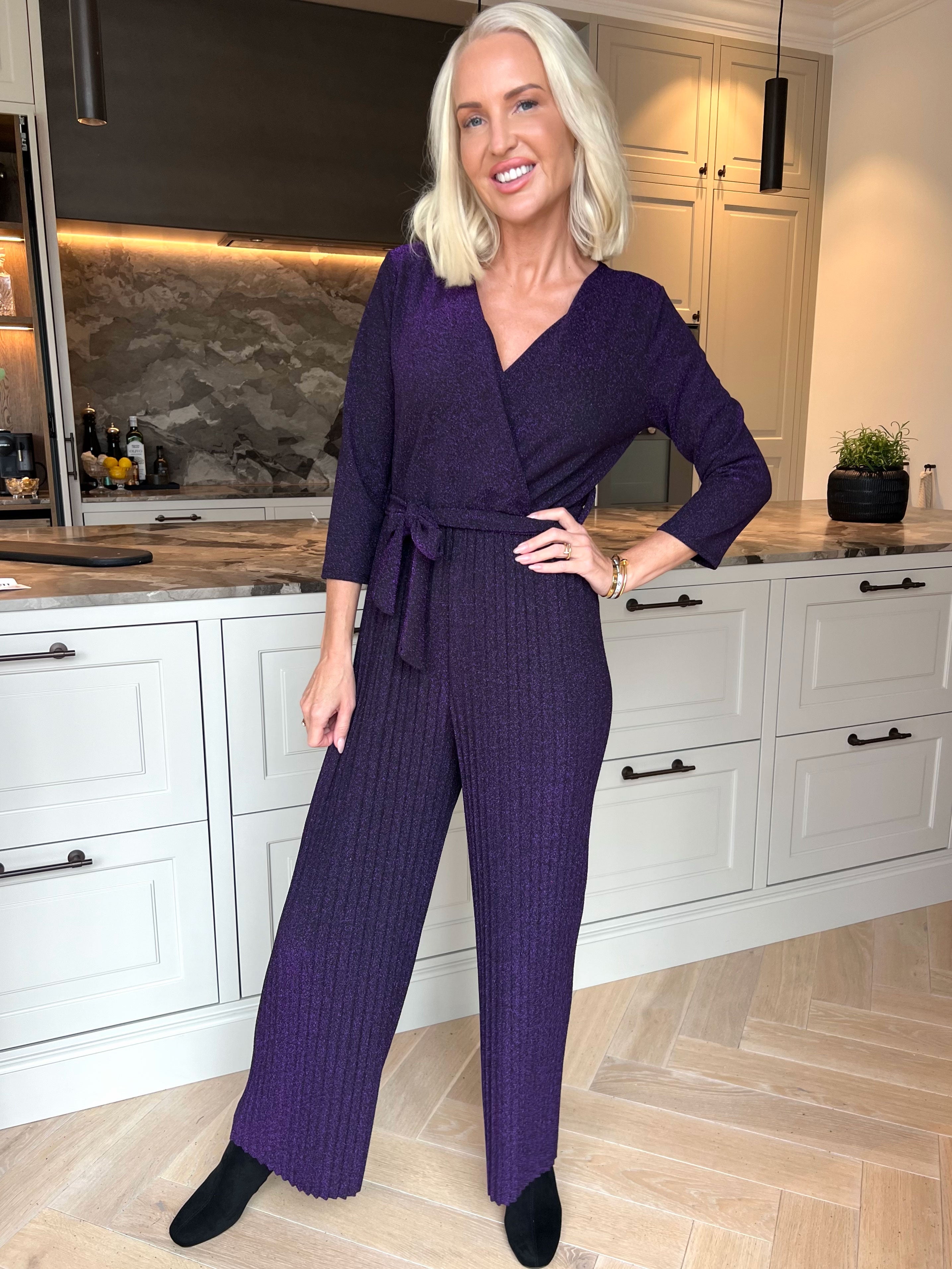 Nina - Plisserad jumpsuit med fina glittertrådar och knytband i midjan