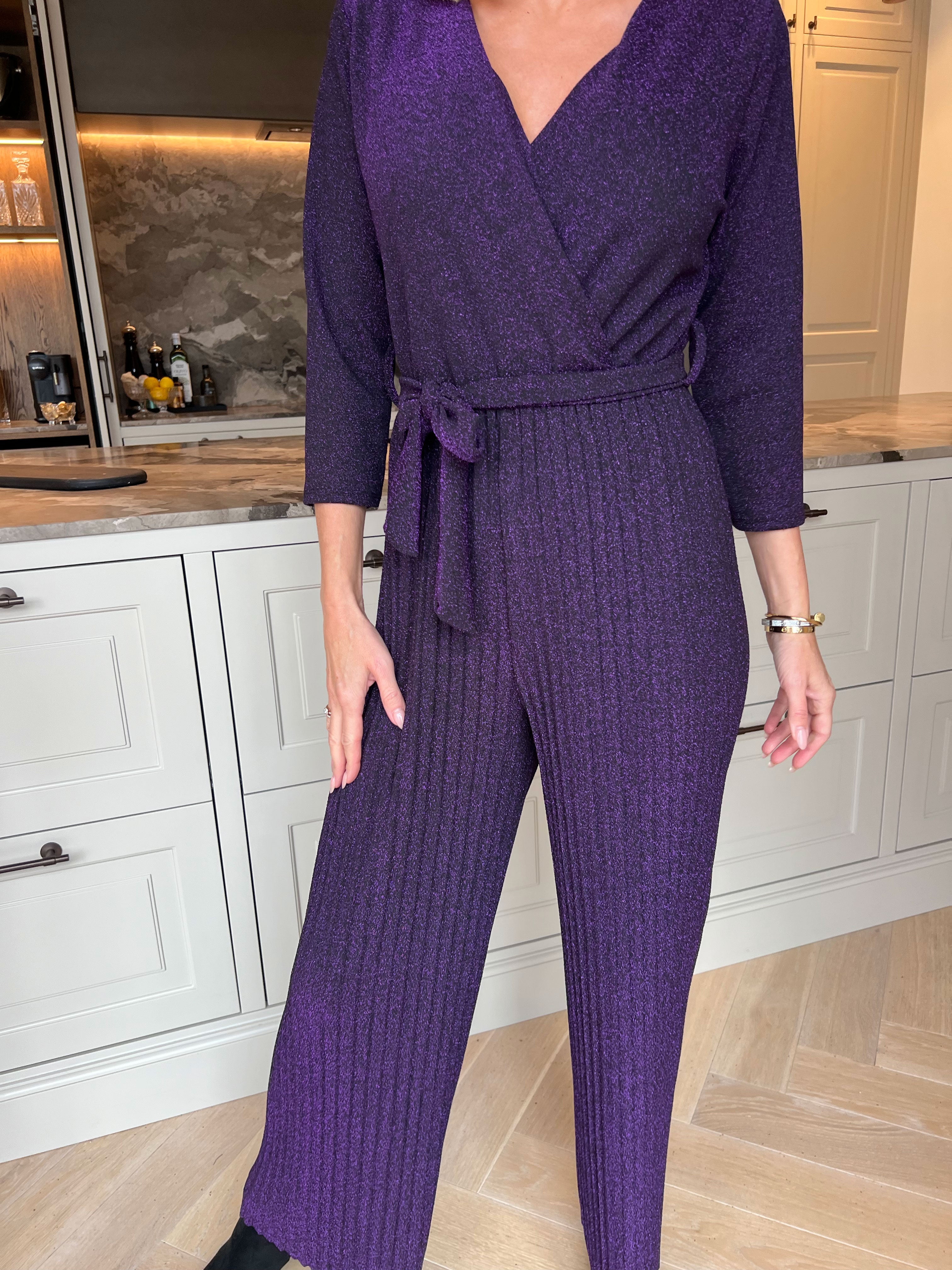 Nina - Plisserad jumpsuit med fina glittertrådar och knytband i midjan