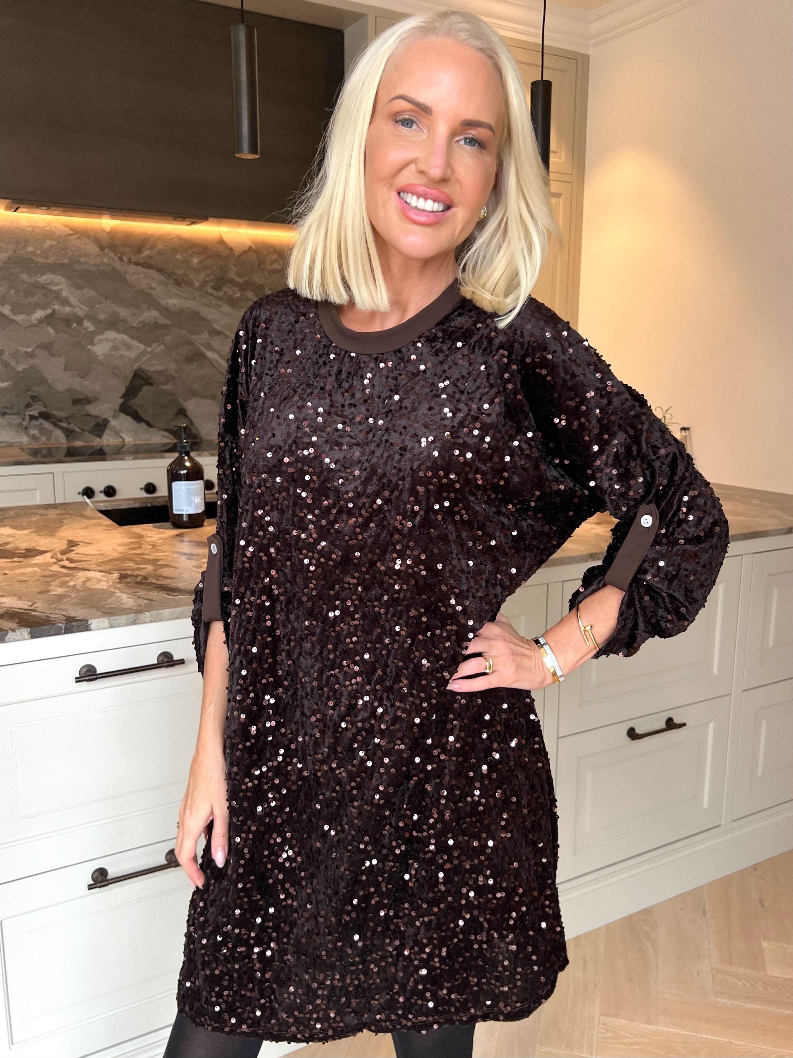 Ilaria - Mjuk velourklänning i viskos med festliga paljetter som ger en glamorös look