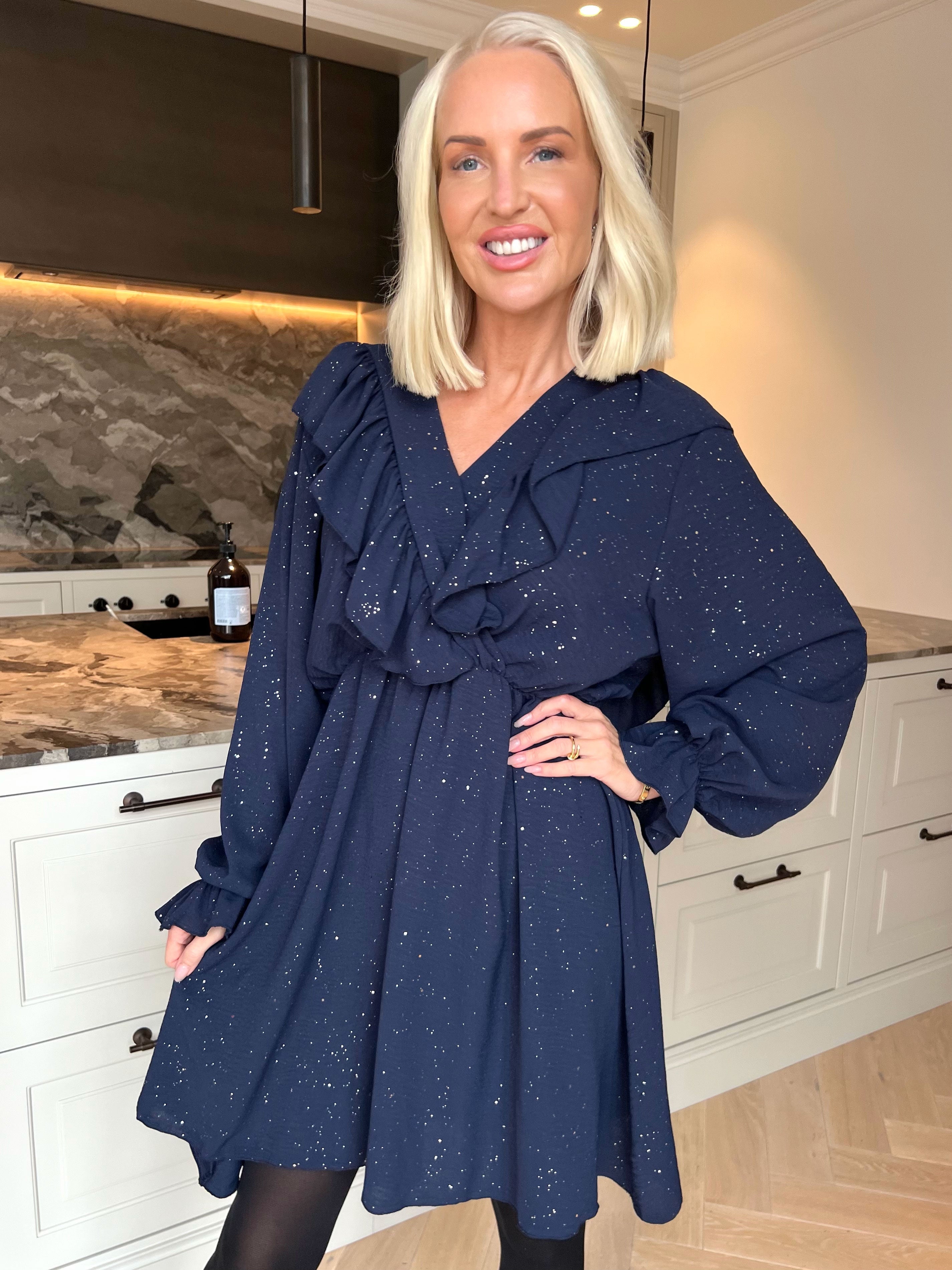 Ornella - Söt volangklänning i plus size i en mjuk viskosblandning med fina glitterdetaljer