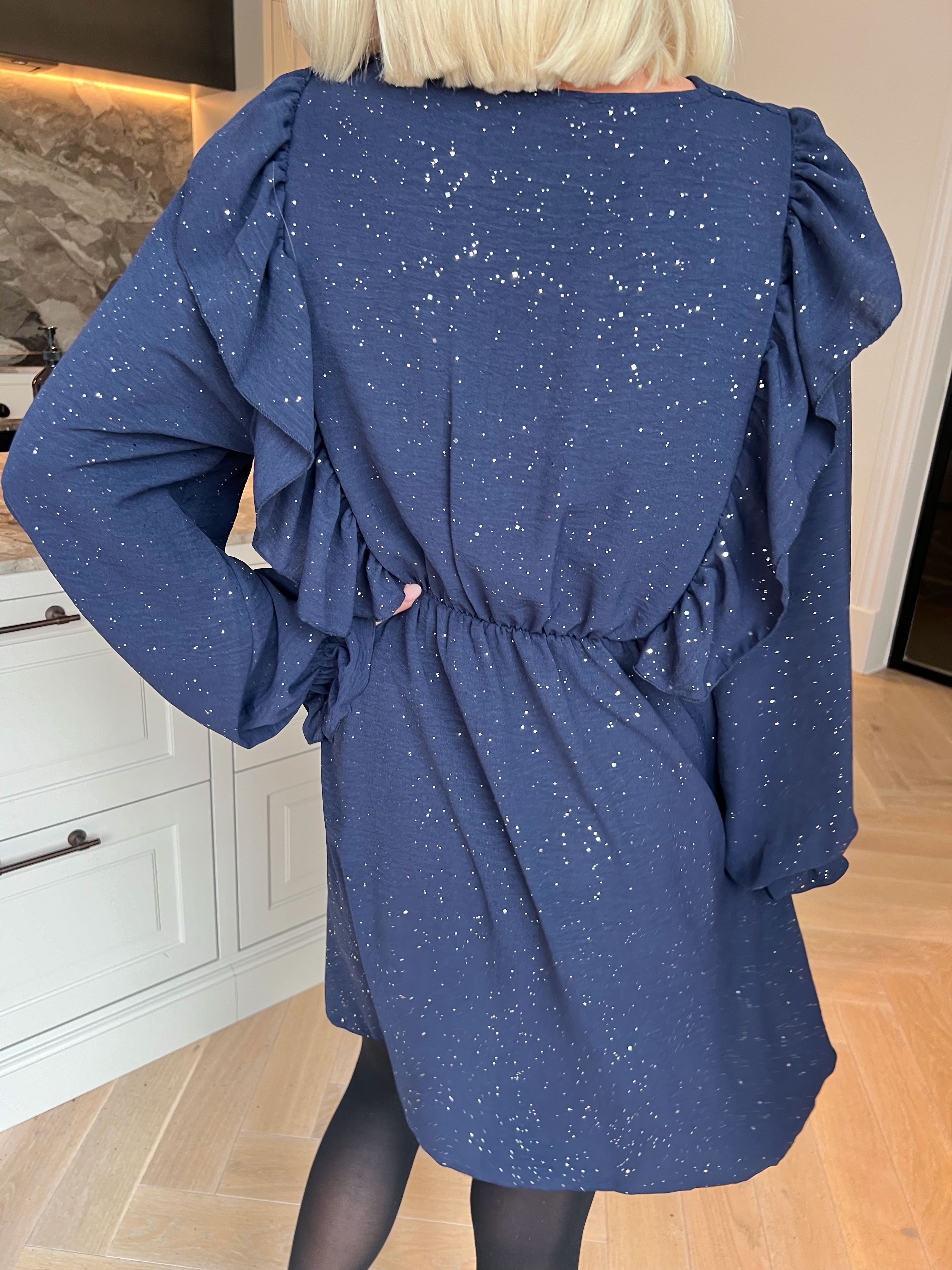 Ornella - Söt volangklänning i plus size i en mjuk viskosblandning med fina glitterdetaljer