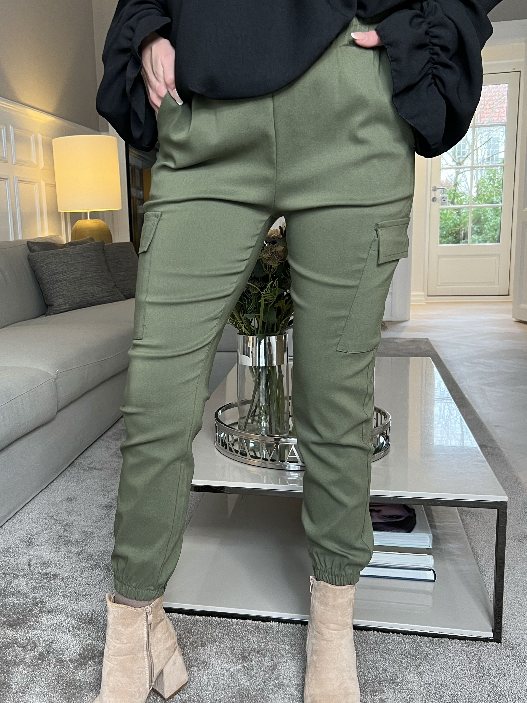 Isabella - Cargo byxor med fickor - Black