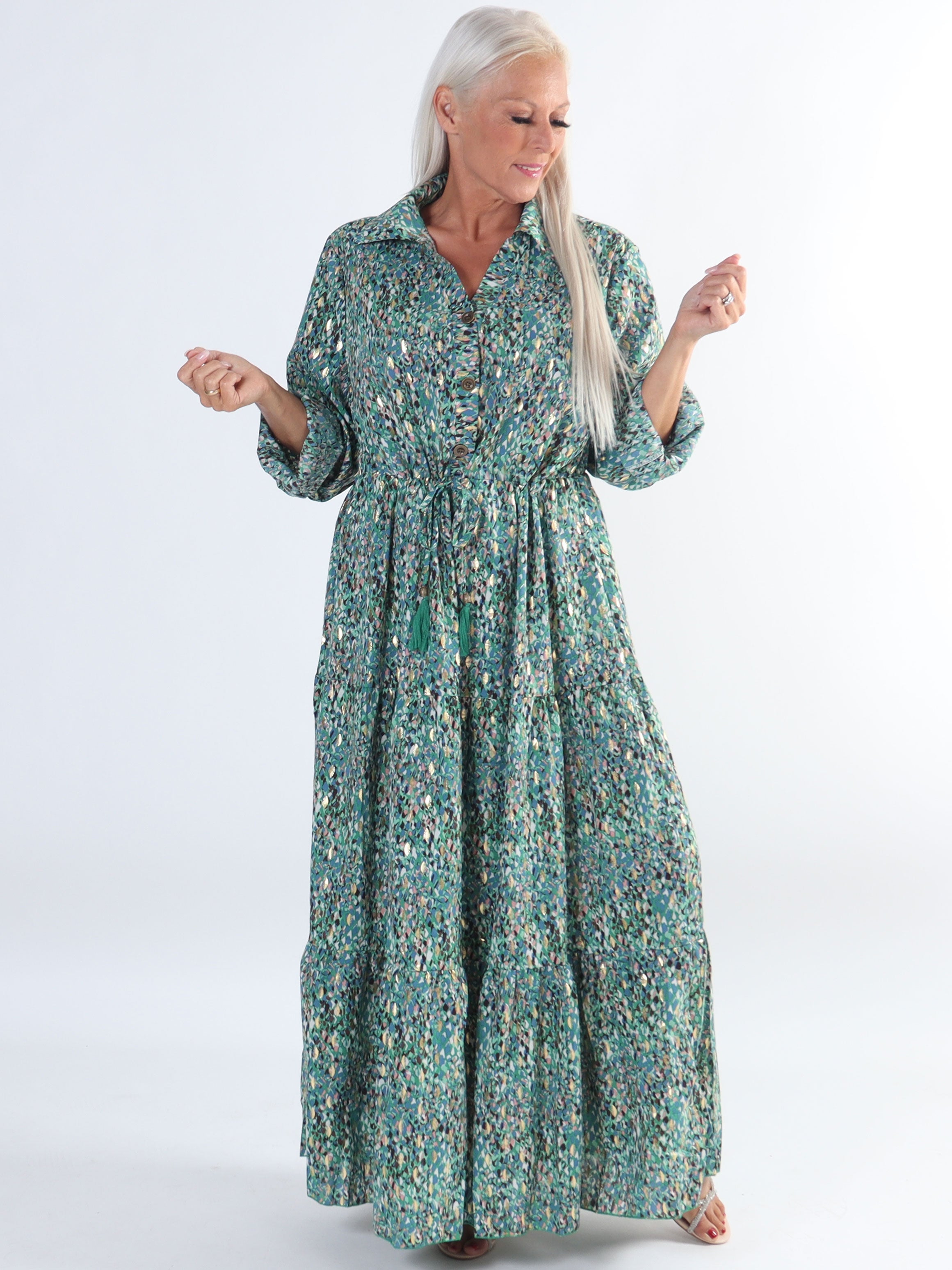 Jamilah - Plus size klänning i lager på lager look med gulddetaljer