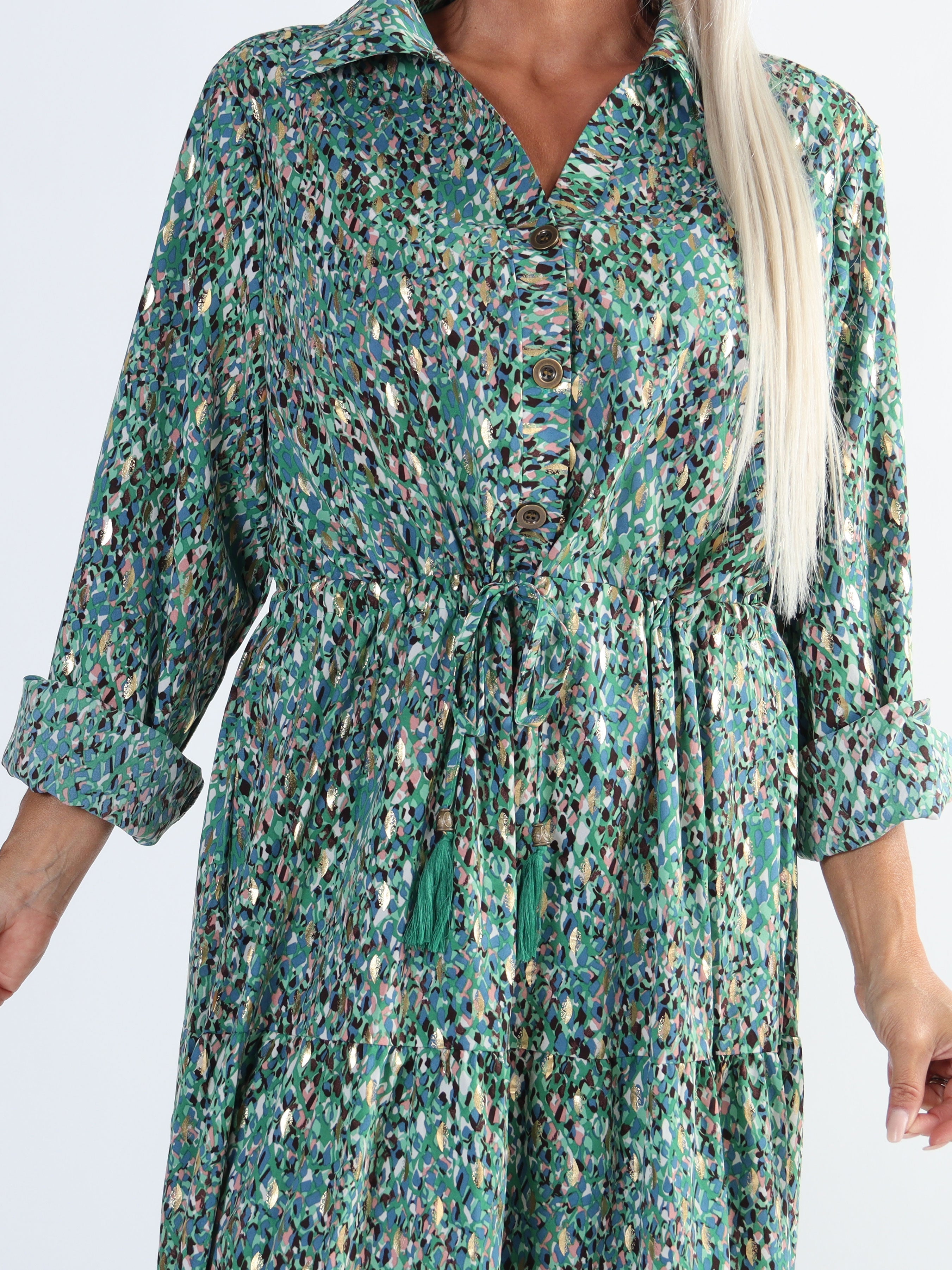 Jamilah - Plus size klänning i lager på lager look med gulddetaljer