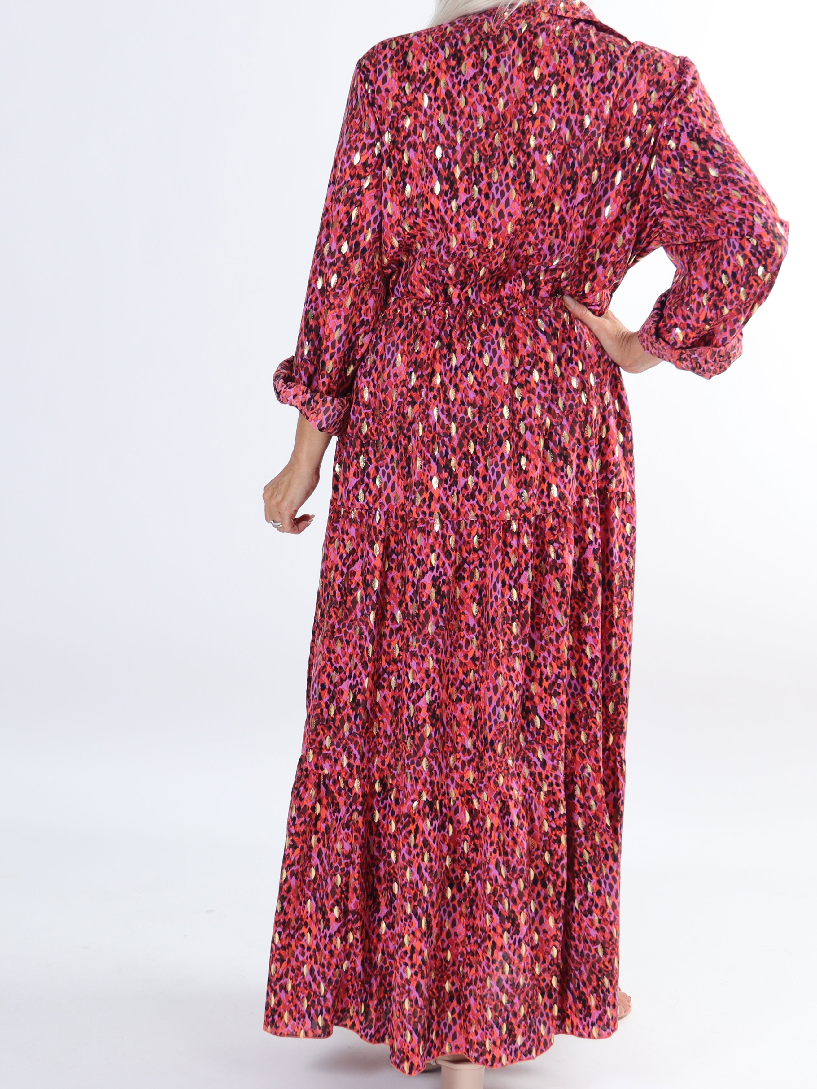 Jamilah - Plus size klänning i lager på lager look med gulddetaljer