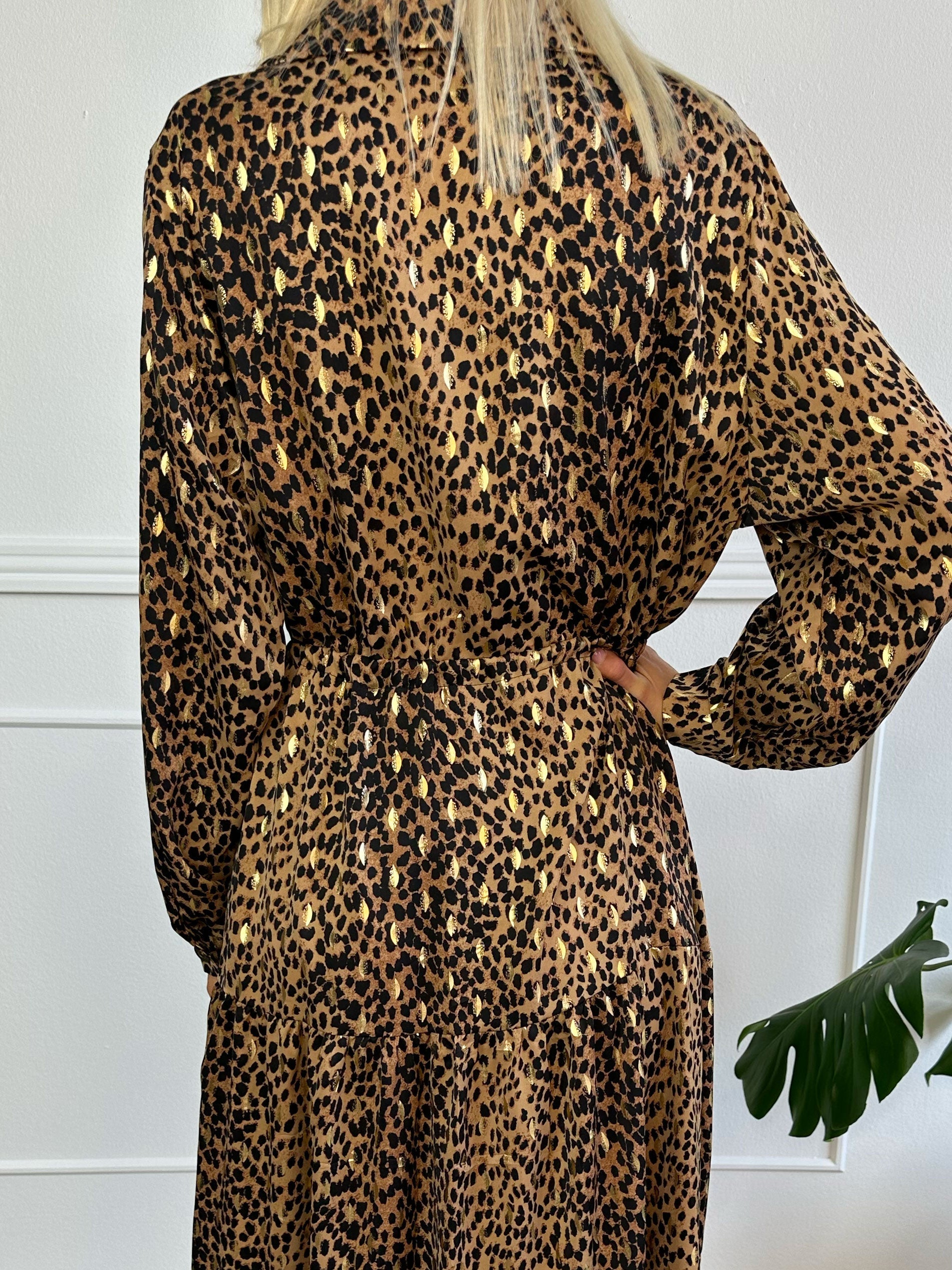 Jamilah - Lång klänning i lager på lager look med gulddetaljer