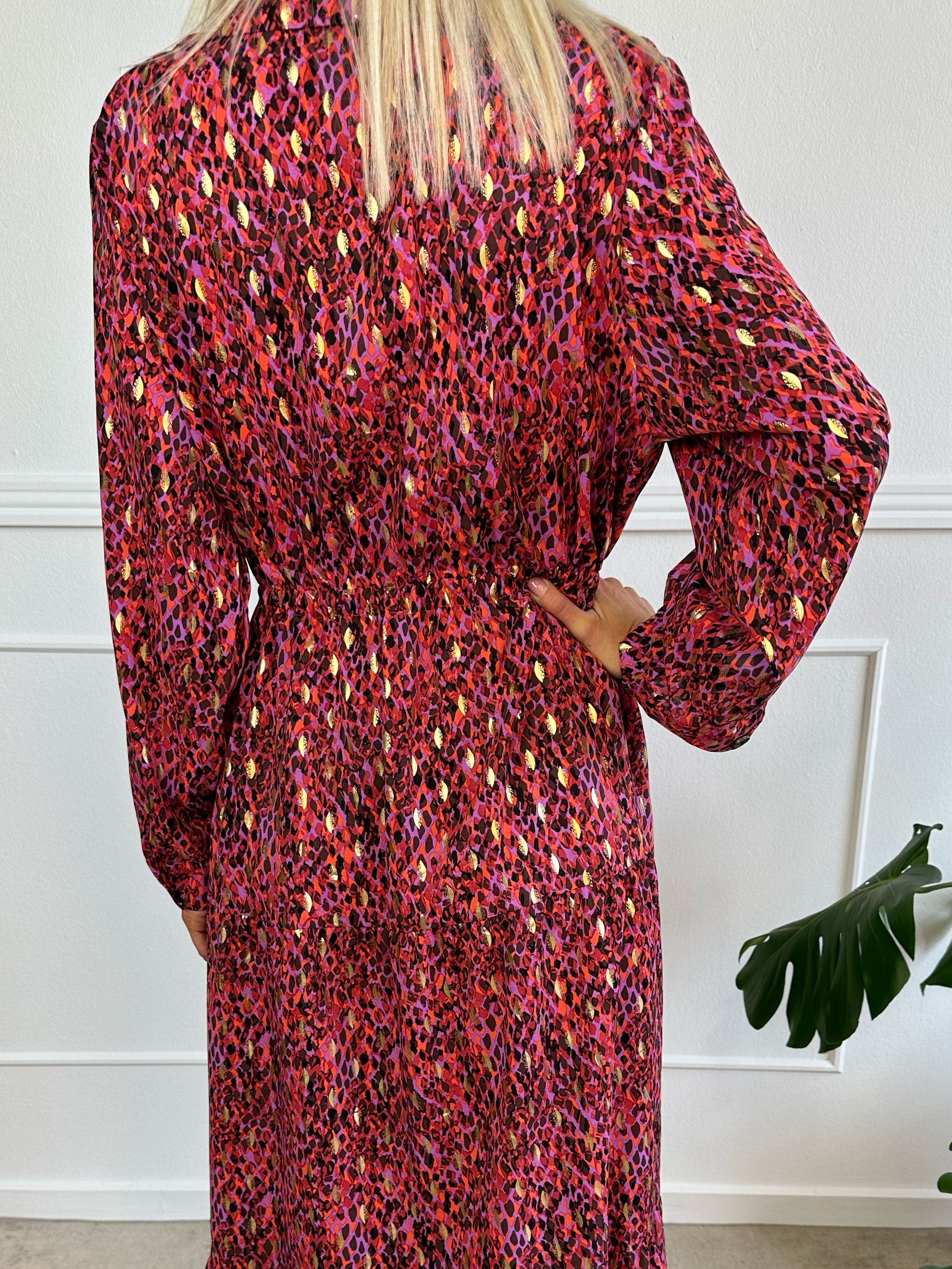 Jamilah - Lång klänning i lager på lager look med gulddetaljer