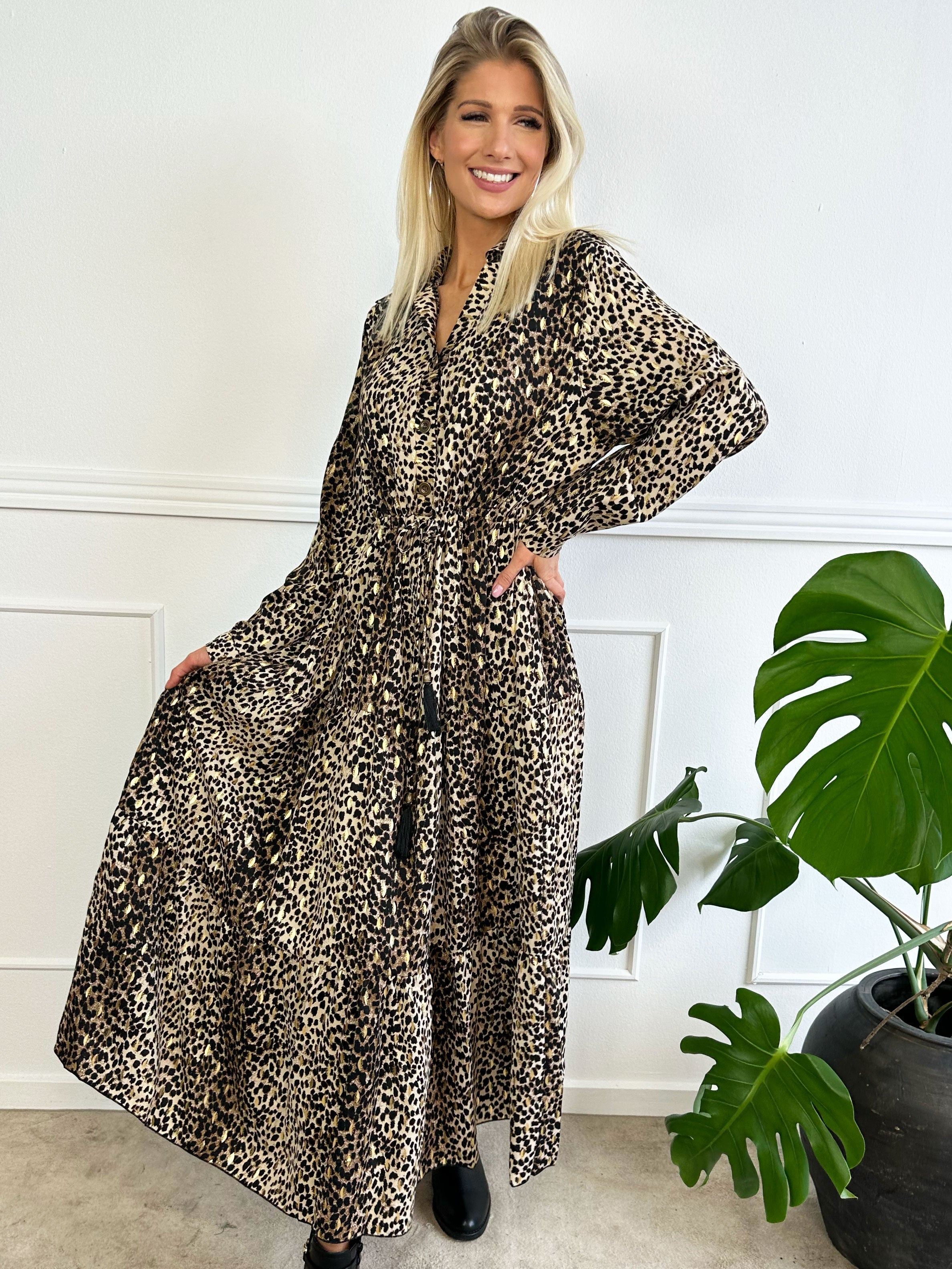 Jamilah - Lång klänning i lager på lager look med gulddetaljer