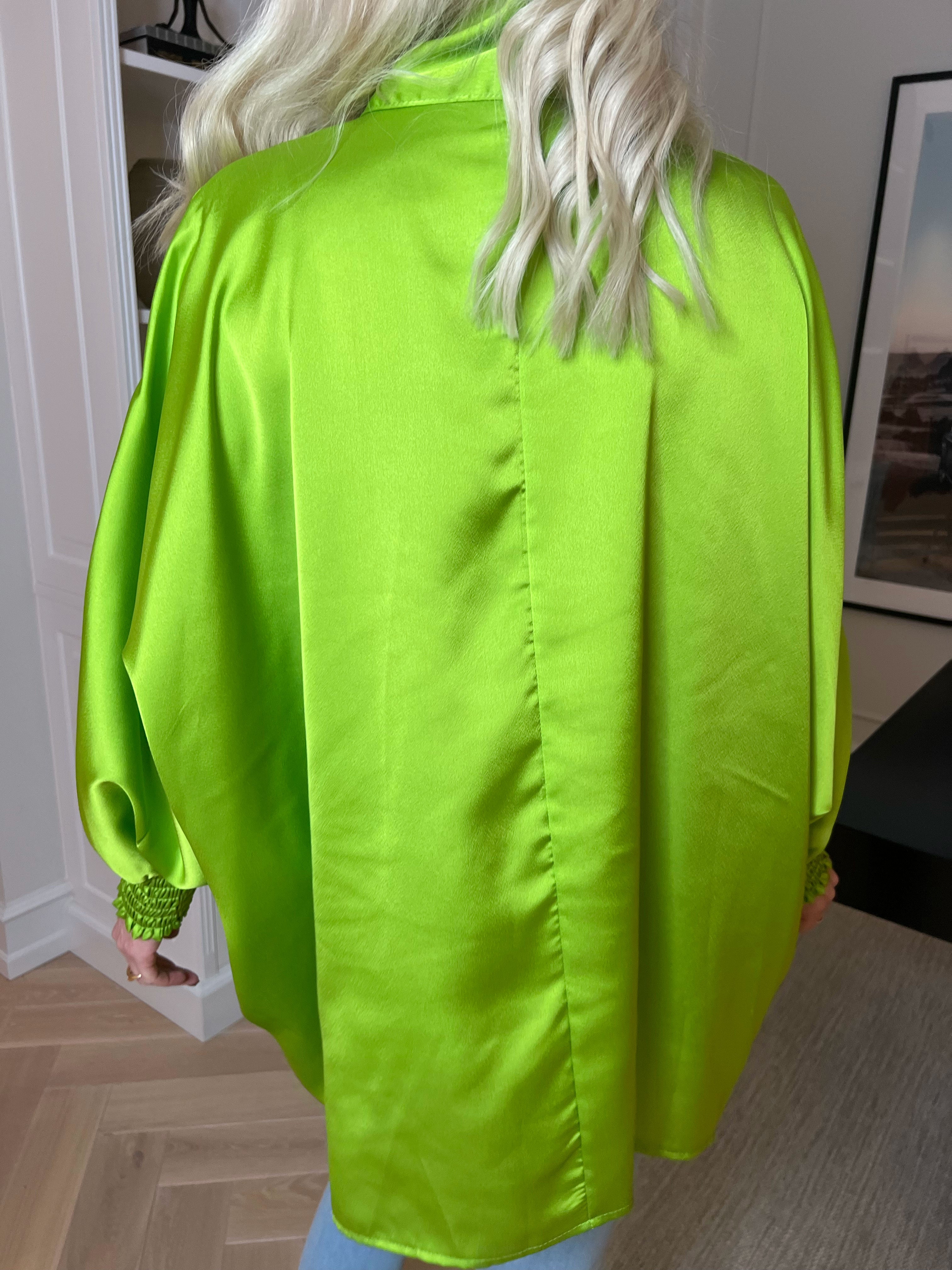 Janai - Sød tunika i silkelook med guld broche