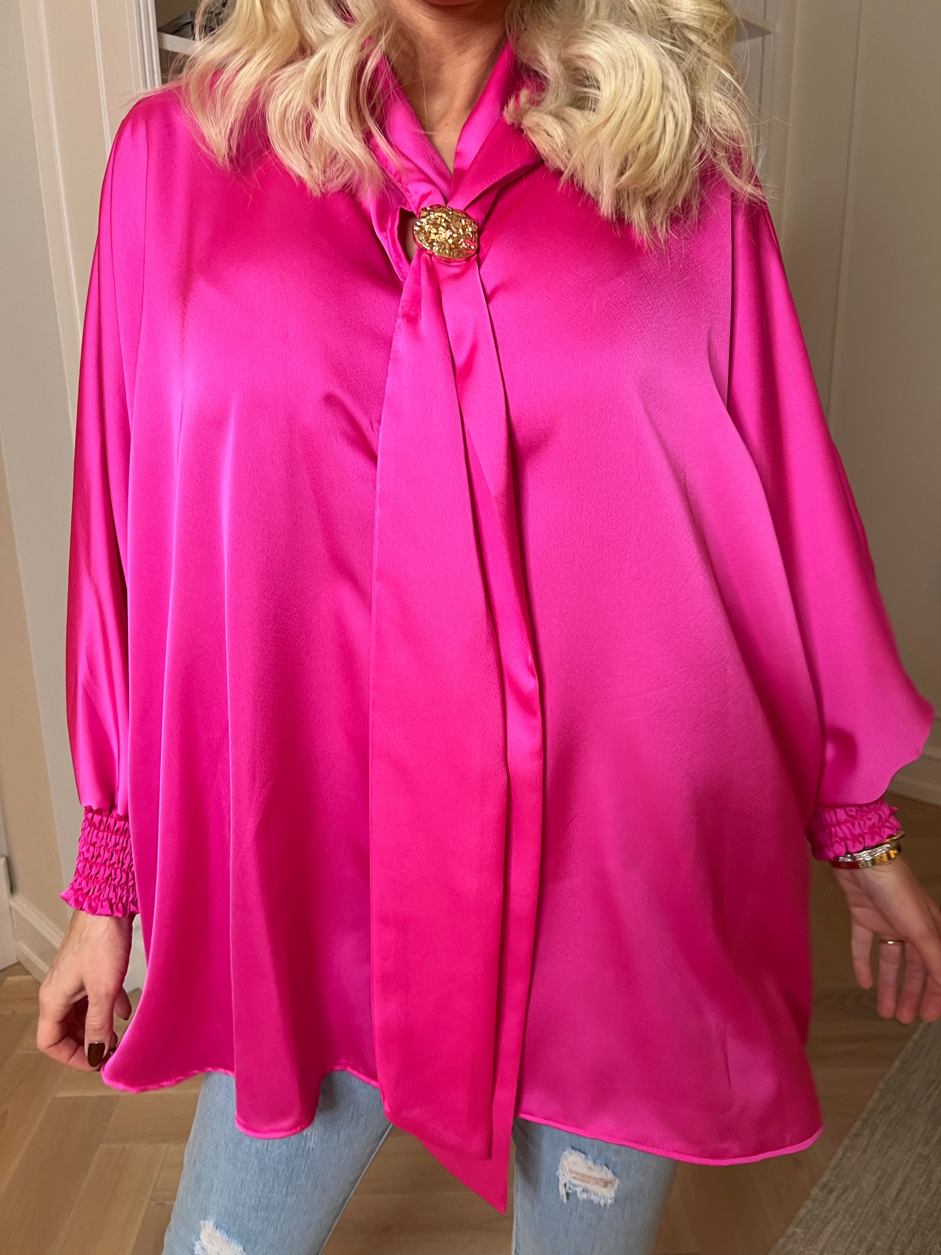 Janai - Sød tunika i silkelook med guld broche