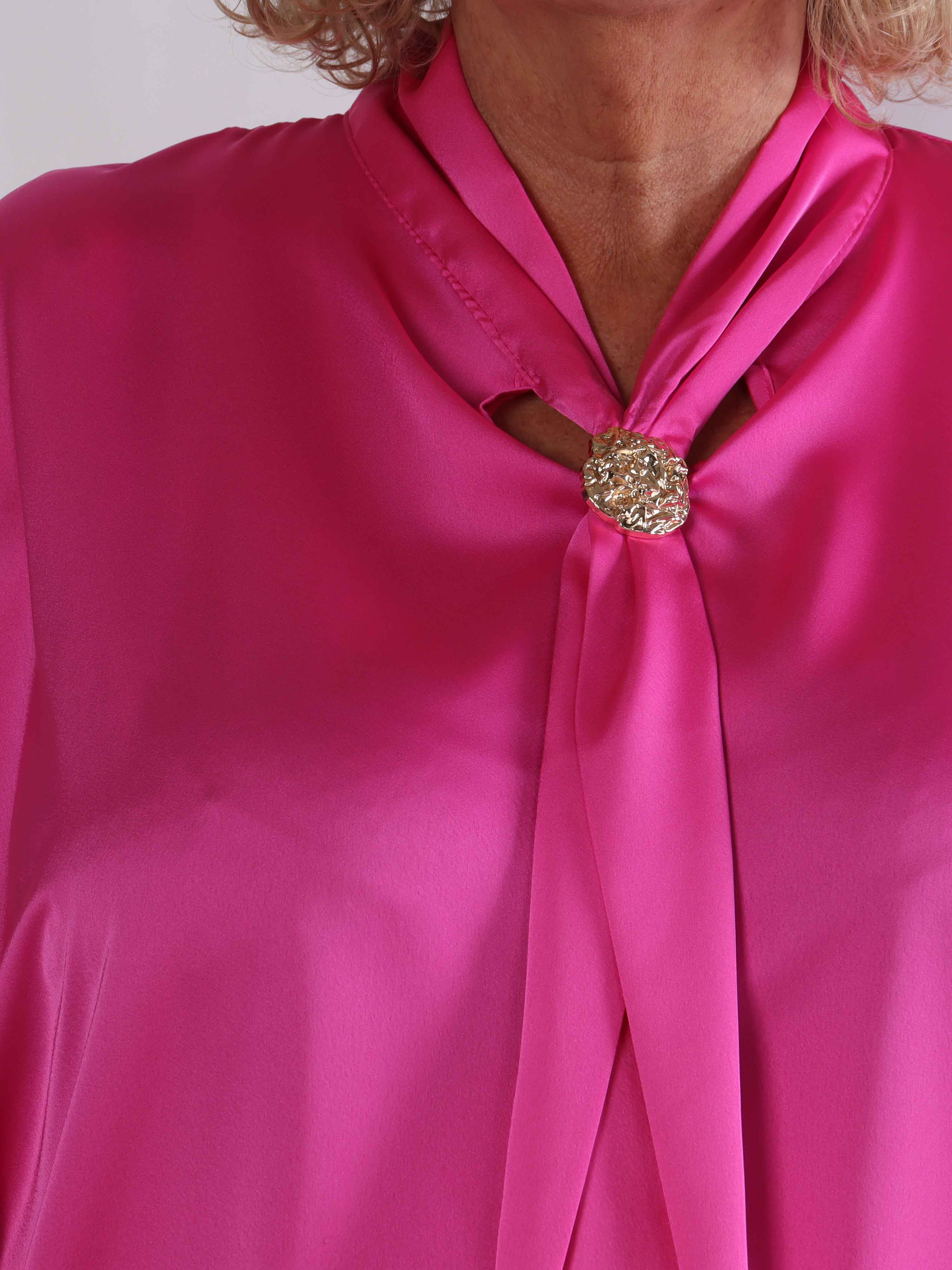 Janai - Sød plus size tunika i silkelook med guld broche