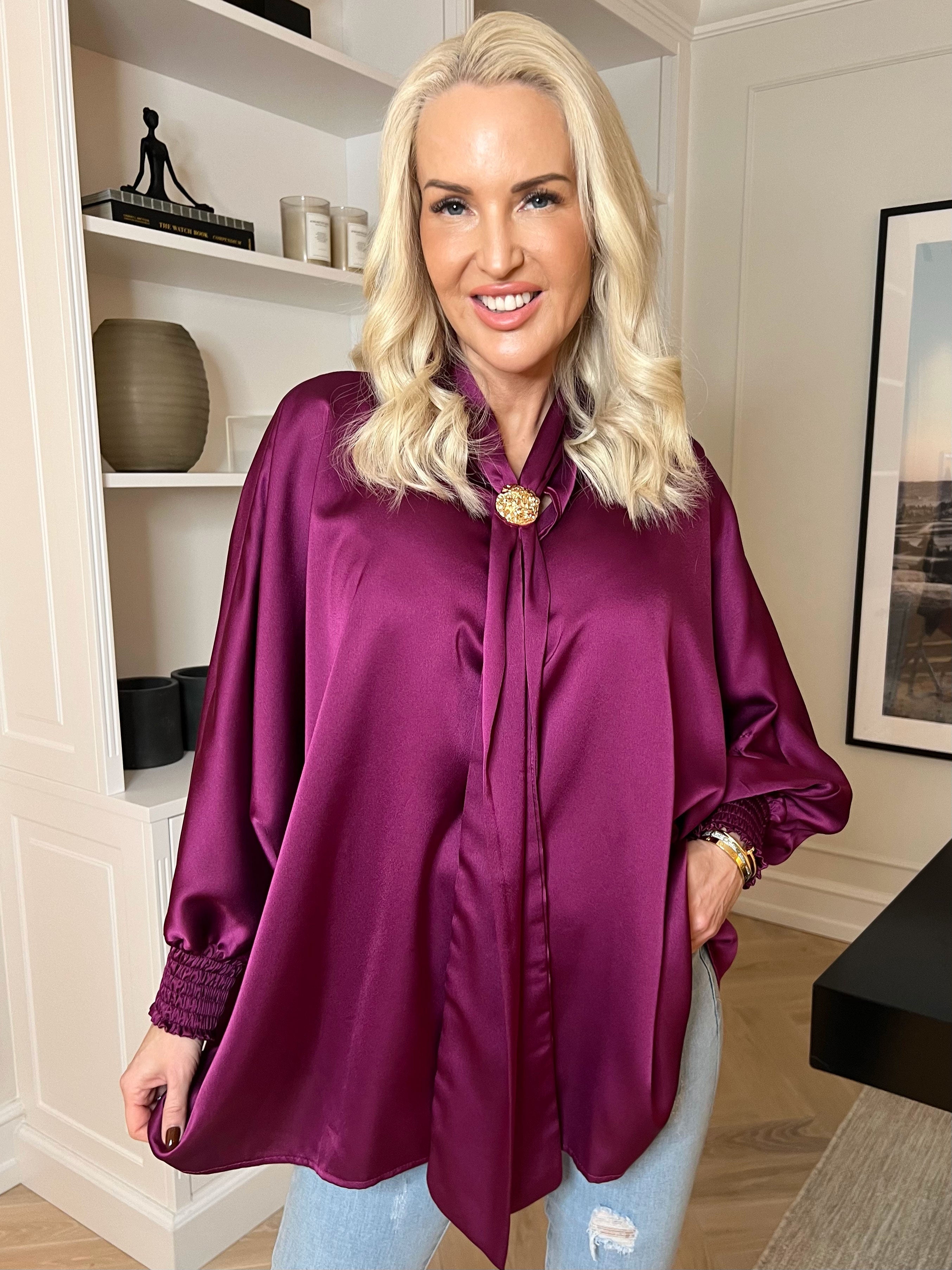 Janai - Sød tunika i silkelook med guld broche