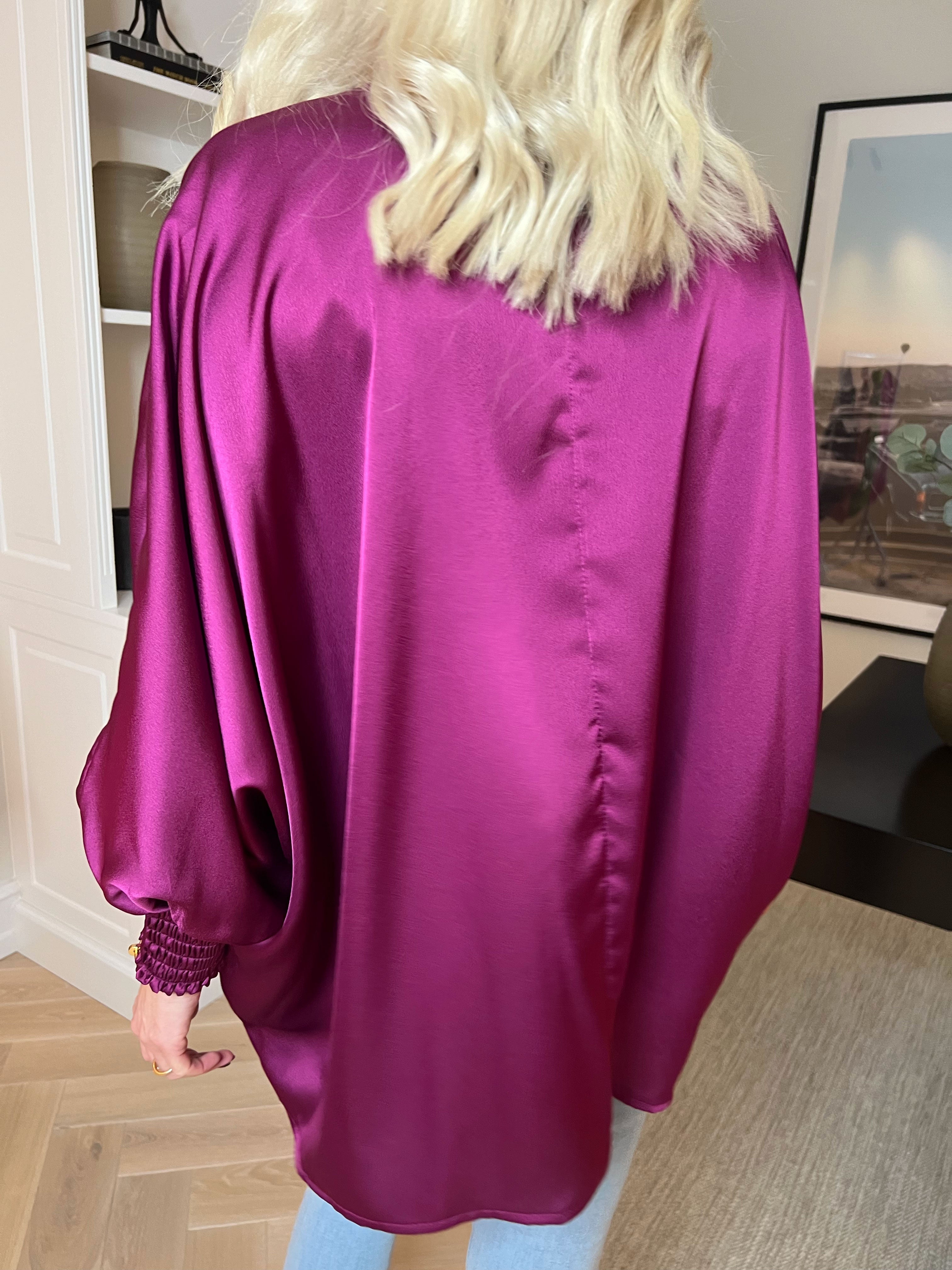 Janai - Sød tunika i silkelook med guld broche