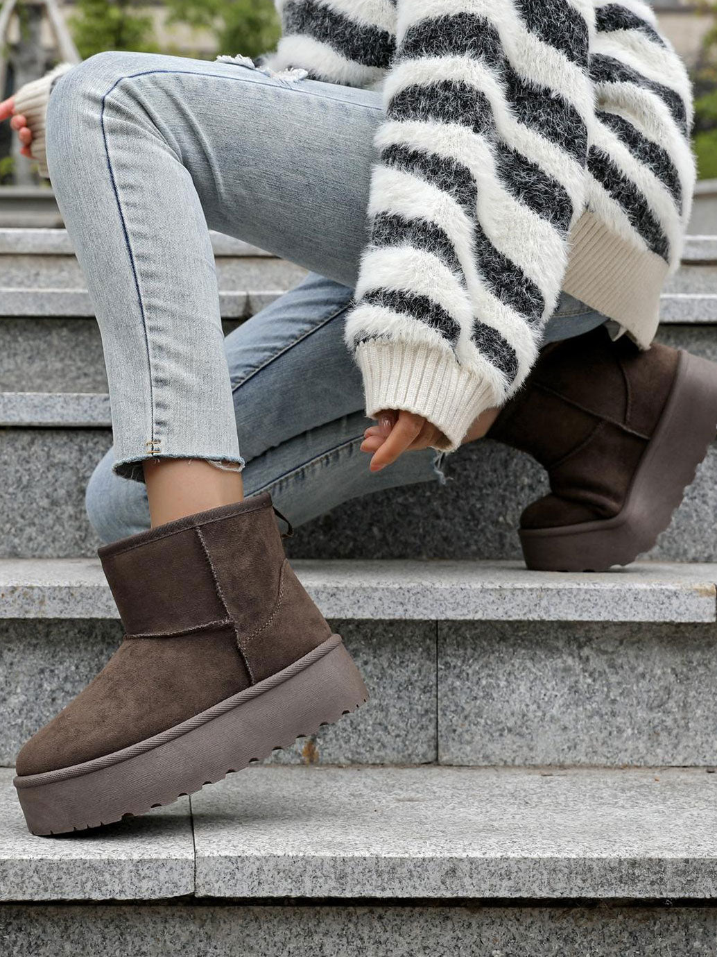 Jovana - Stövlar i mockaimitation med platåsula