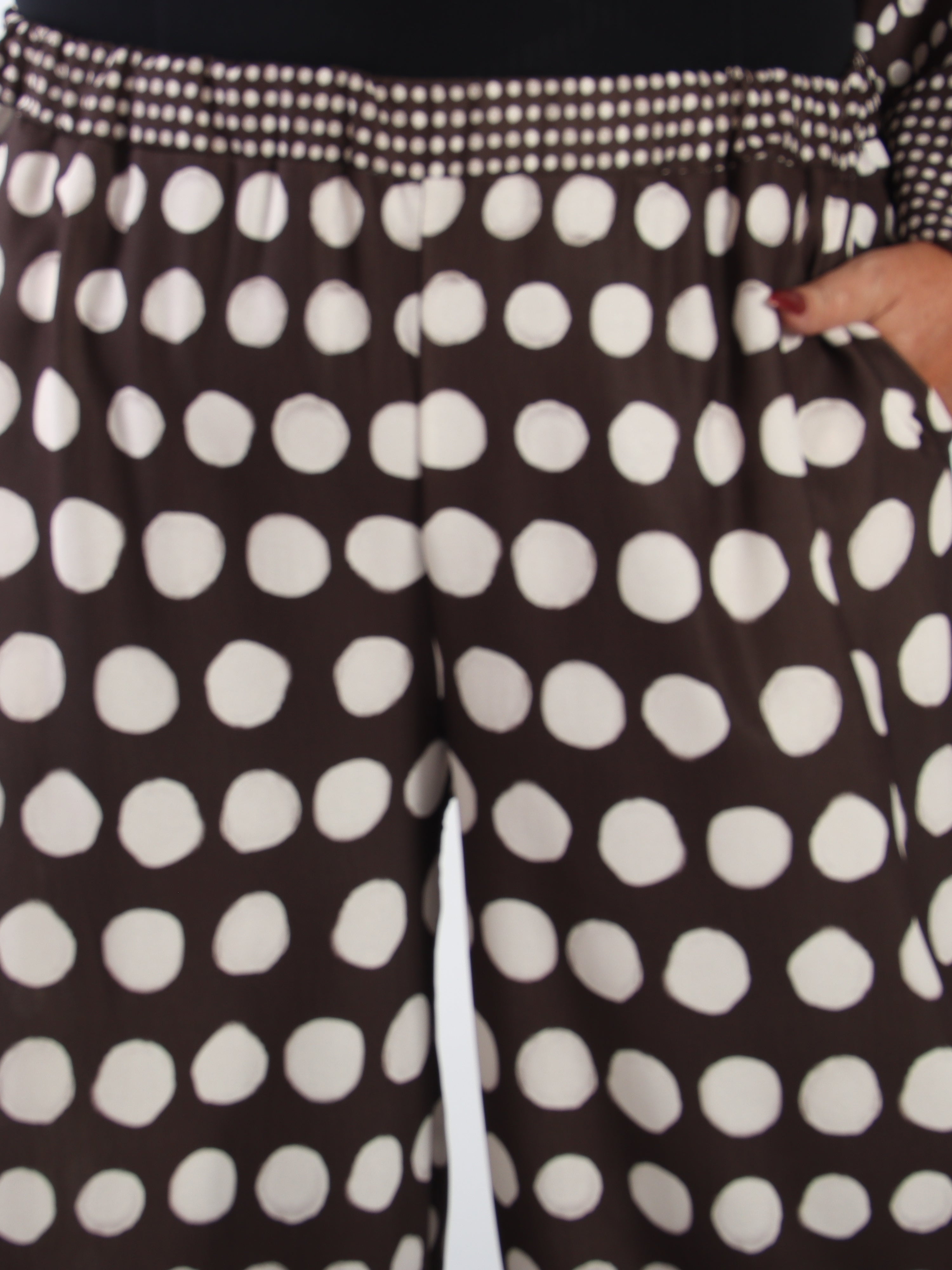 Juno - Feminint set i plus size i en viskosblandning med prickar och en elegant rosett