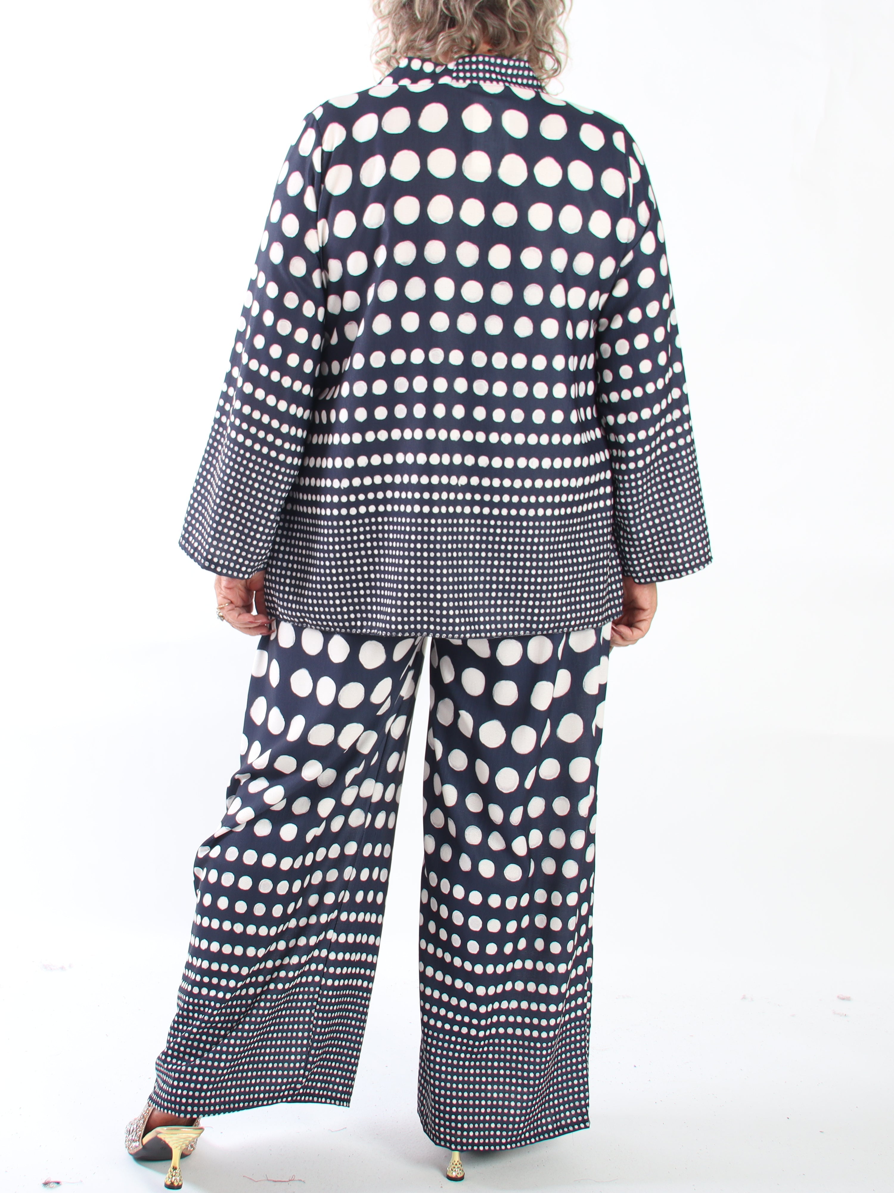 Juno - Feminint set i plus size i en viskosblandning med prickar och en elegant rosett