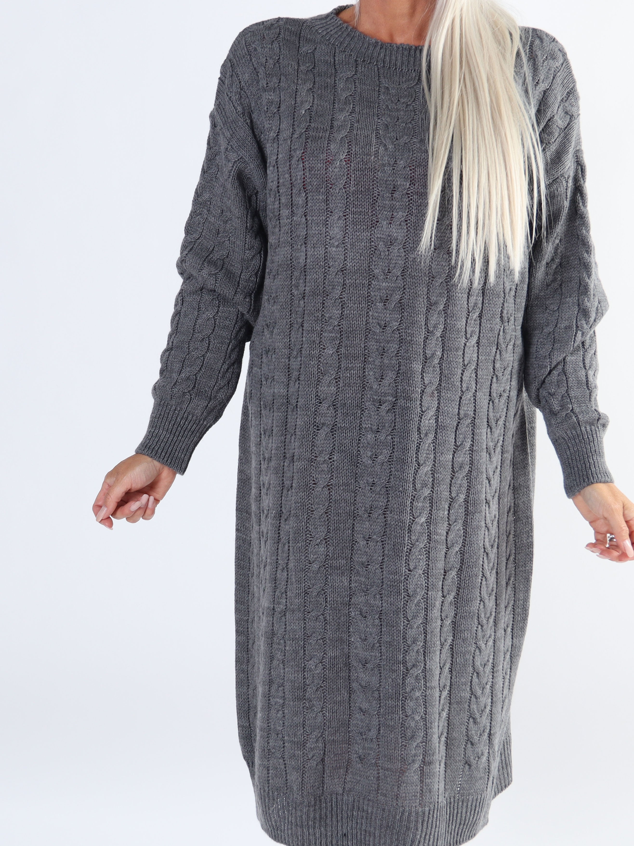 Karolina - Lång plus size klänning med kabelstickning