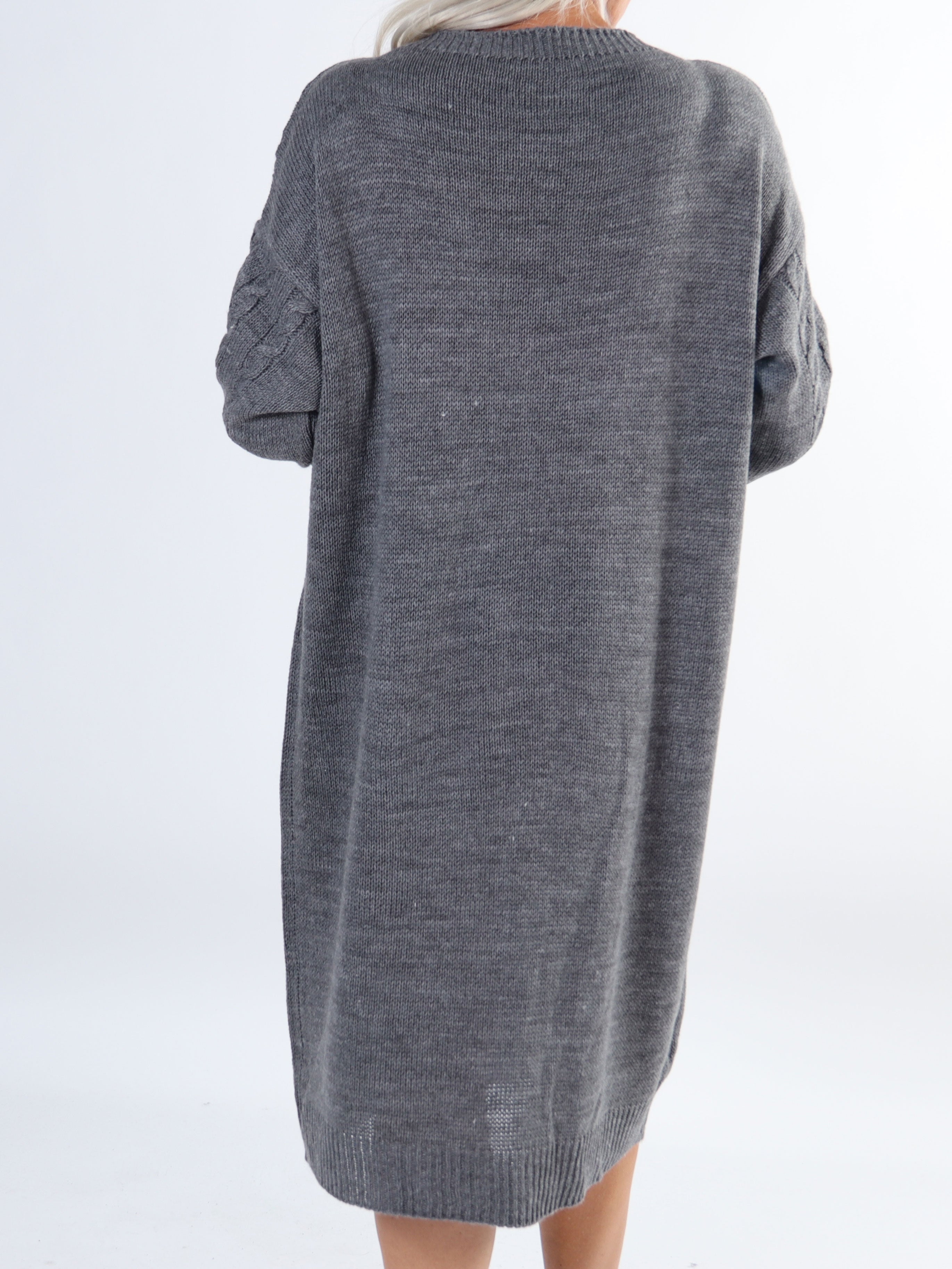 Karolina - Lång plus size klänning med kabelstickning