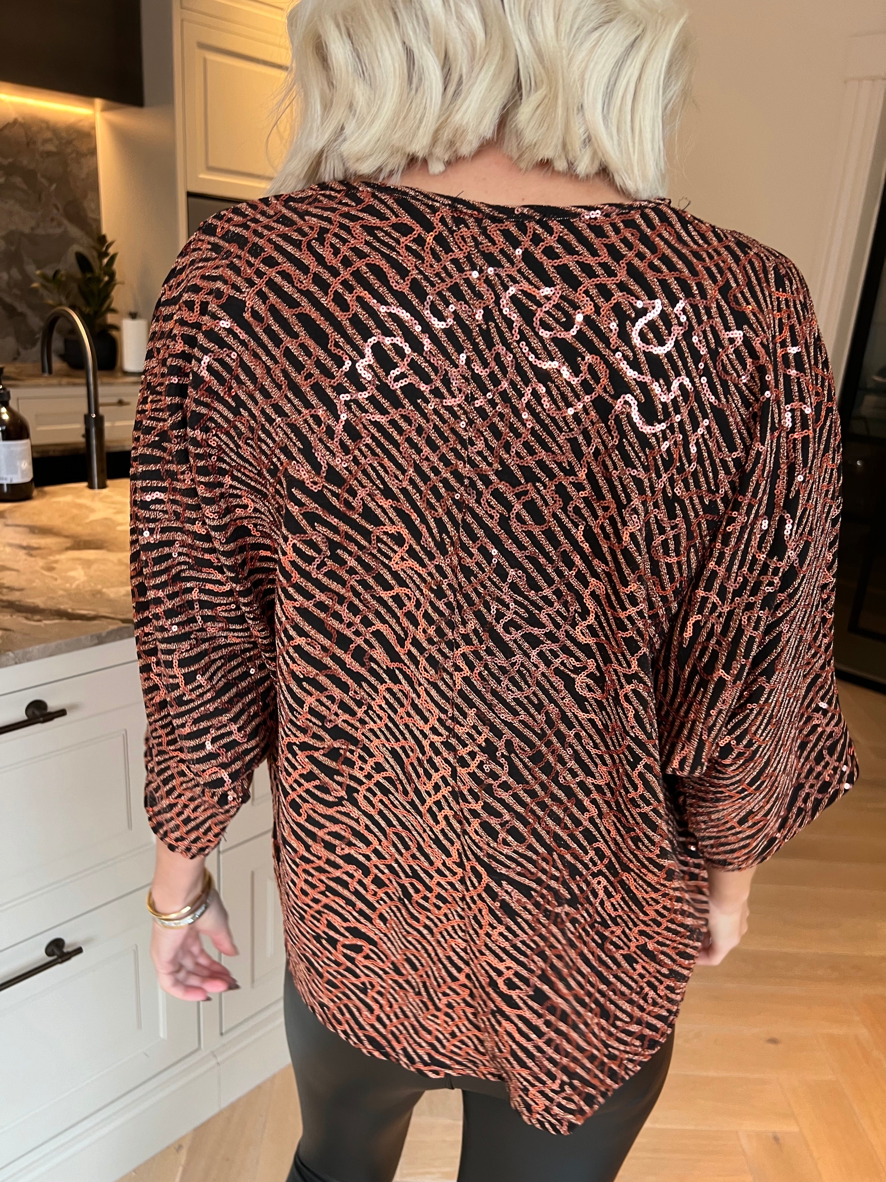 Kate - Festlig tunika med glittrande trådar och fina paljetter som ger en glamorös look