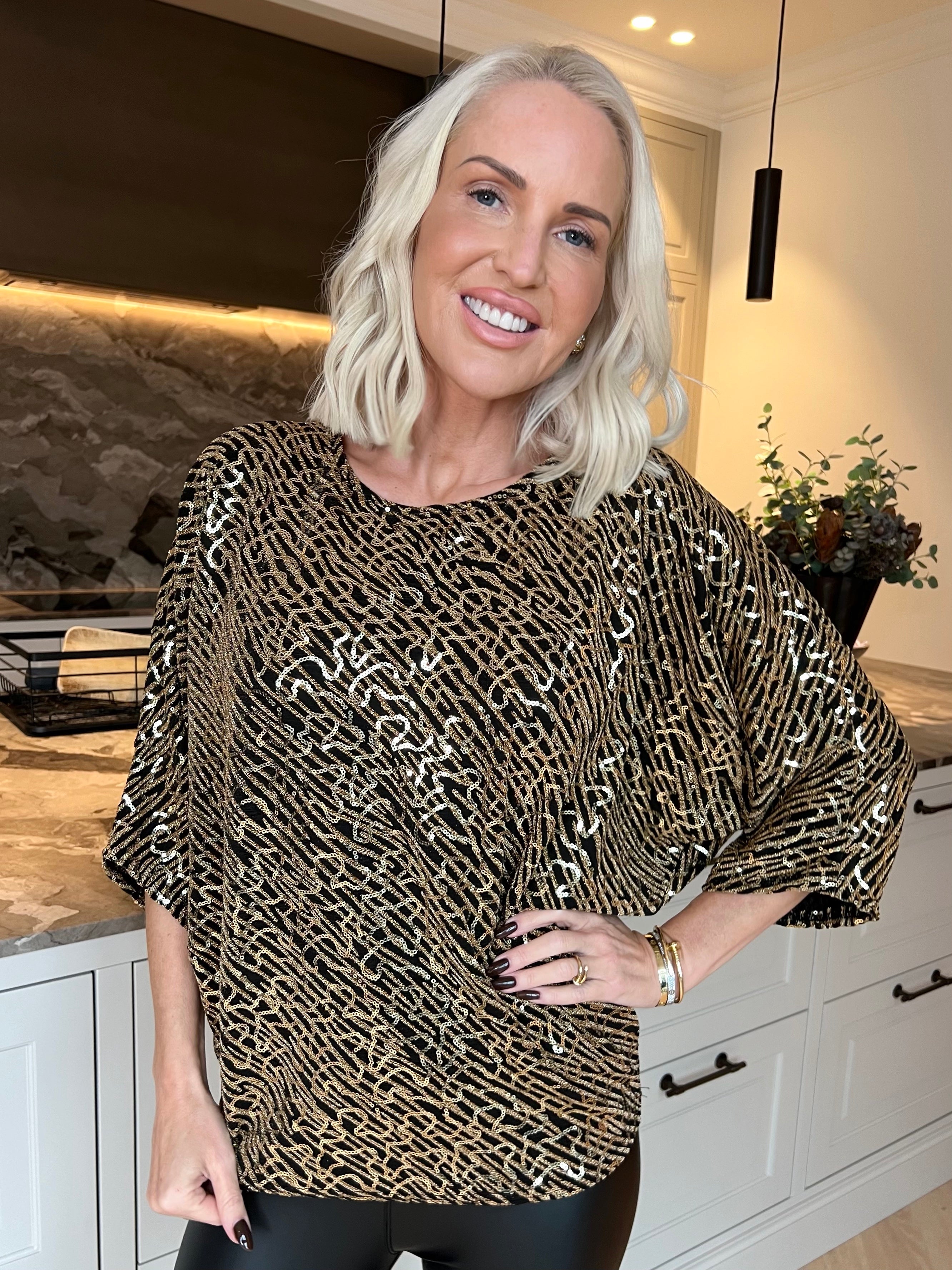 Kate - Festlig tunika med glittrande trådar och fina paljetter som ger en glamorös look